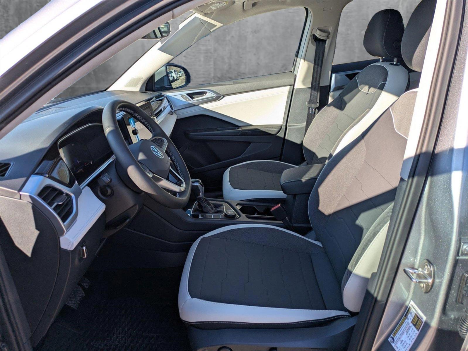 2025 Volkswagen Taos SE photo 4