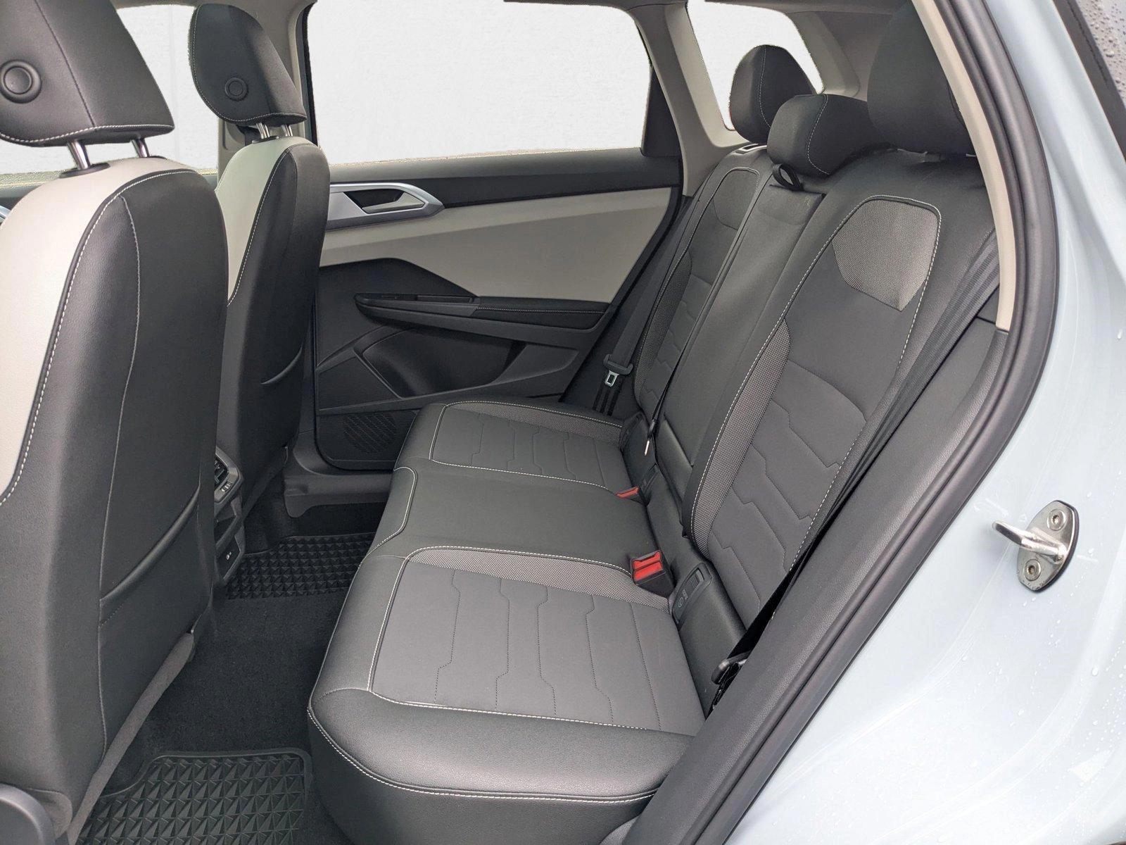 2025 Volkswagen Taos SE - Photo 17