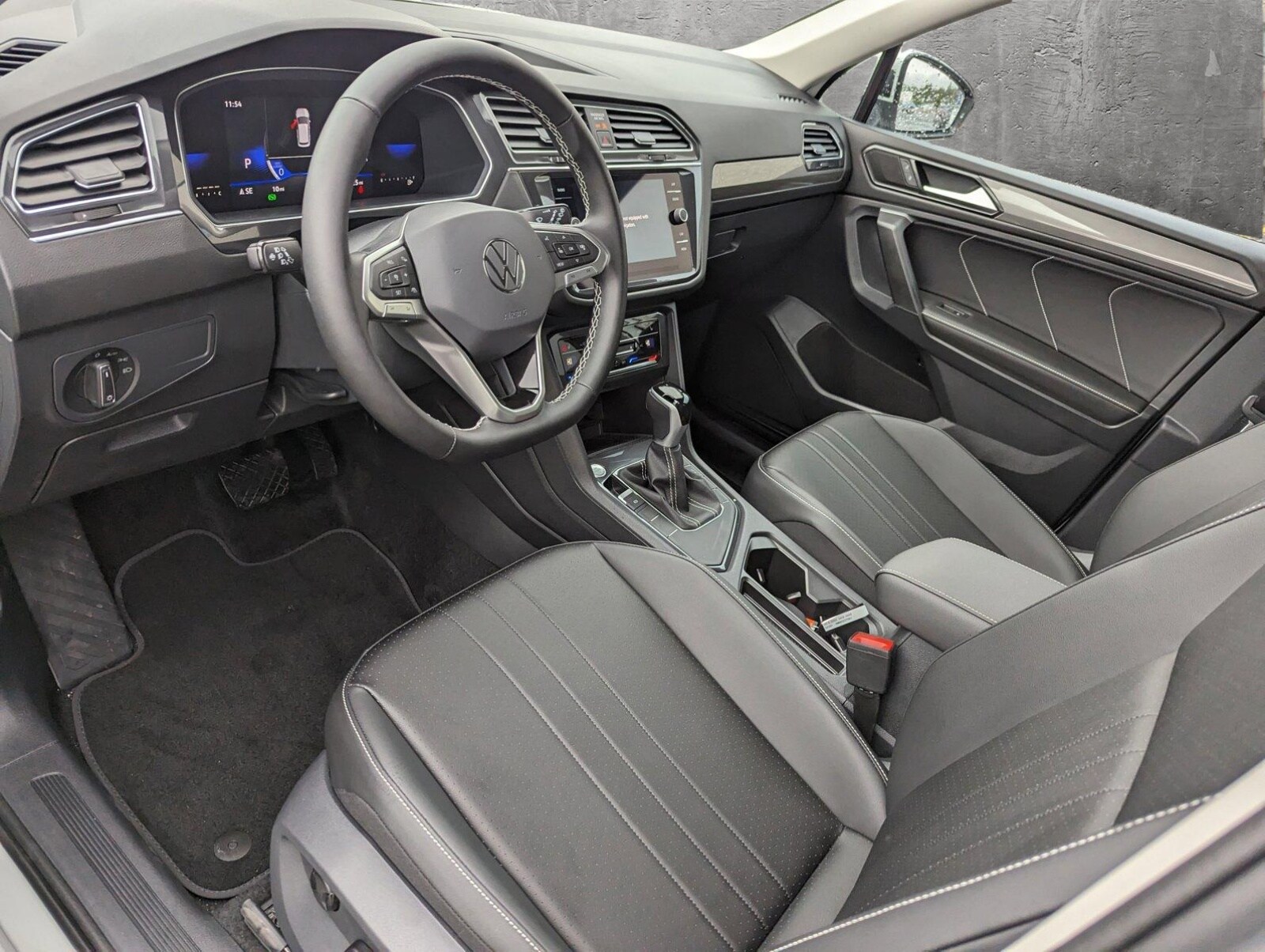 2023 Volkswagen Tiguan SE photo 3