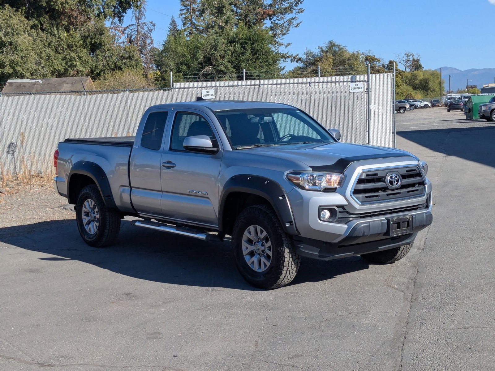 2017 Toyota Tacoma SR5 V6 photo 3