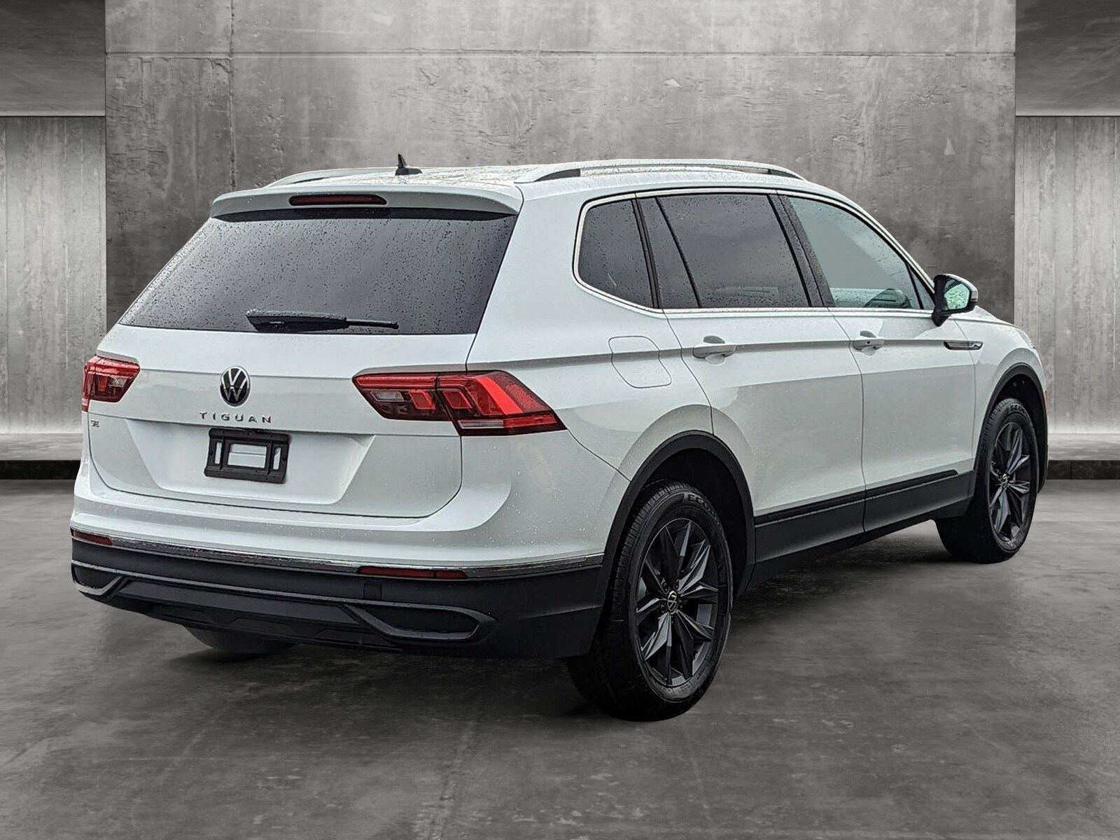 2023 Volkswagen Tiguan SE photo 2