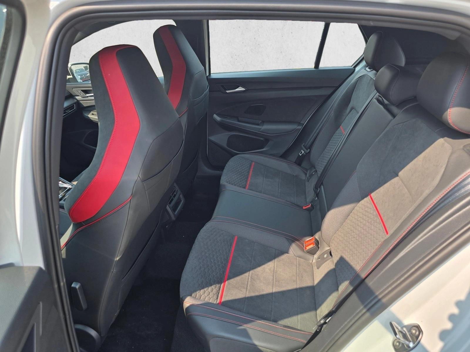 2025 Volkswagen Golf GTI SE - Photo 17