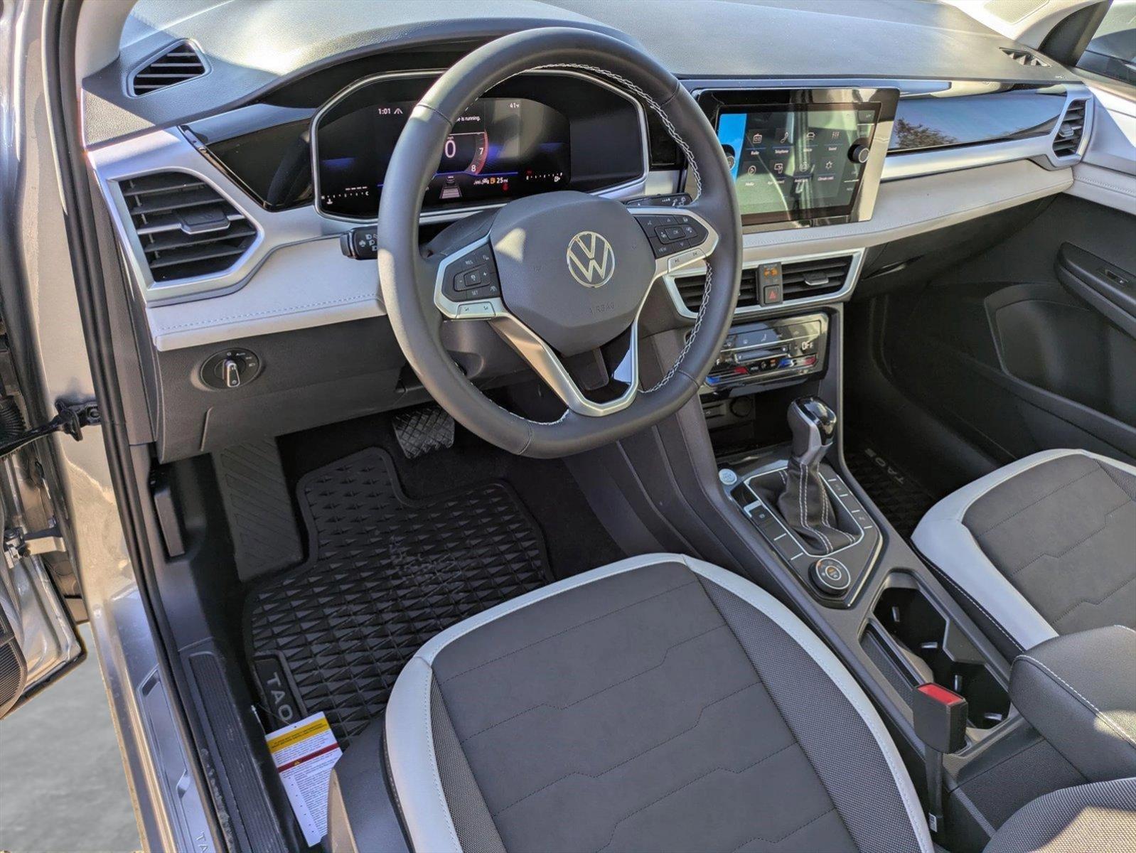 2025 Volkswagen Taos SE photo 3