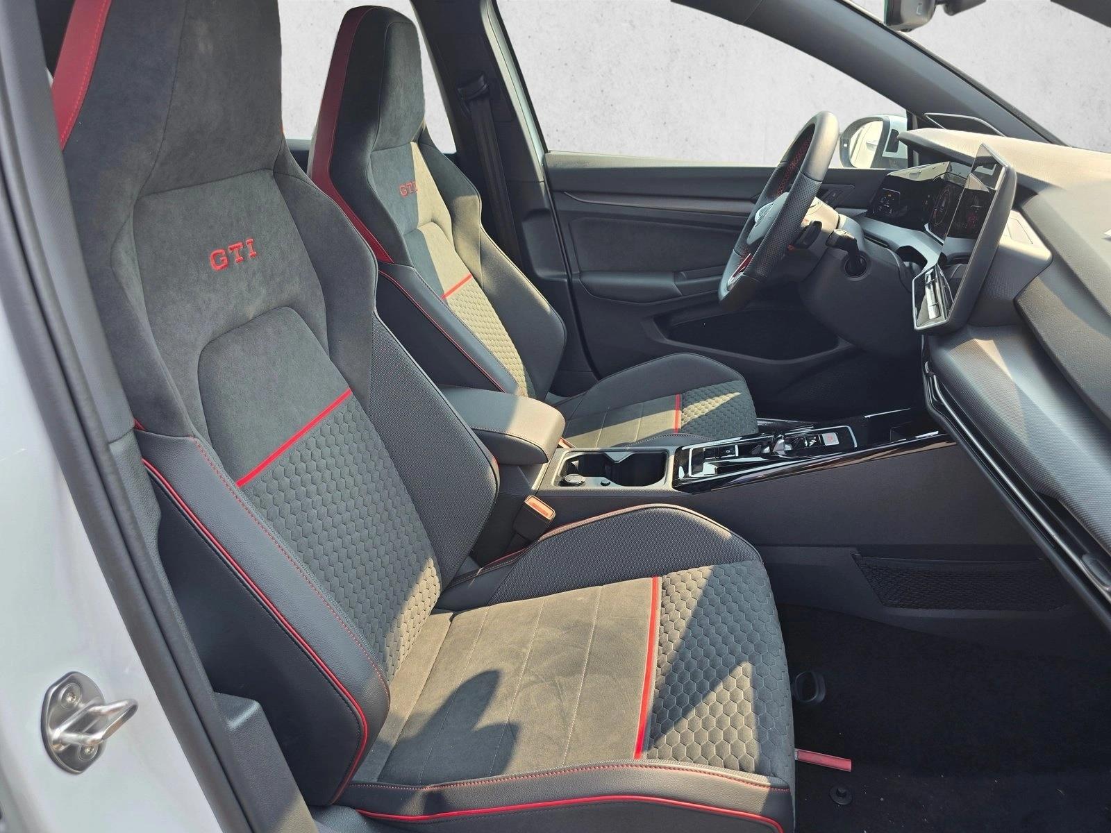 2025 Volkswagen Golf GTI SE - Photo 11