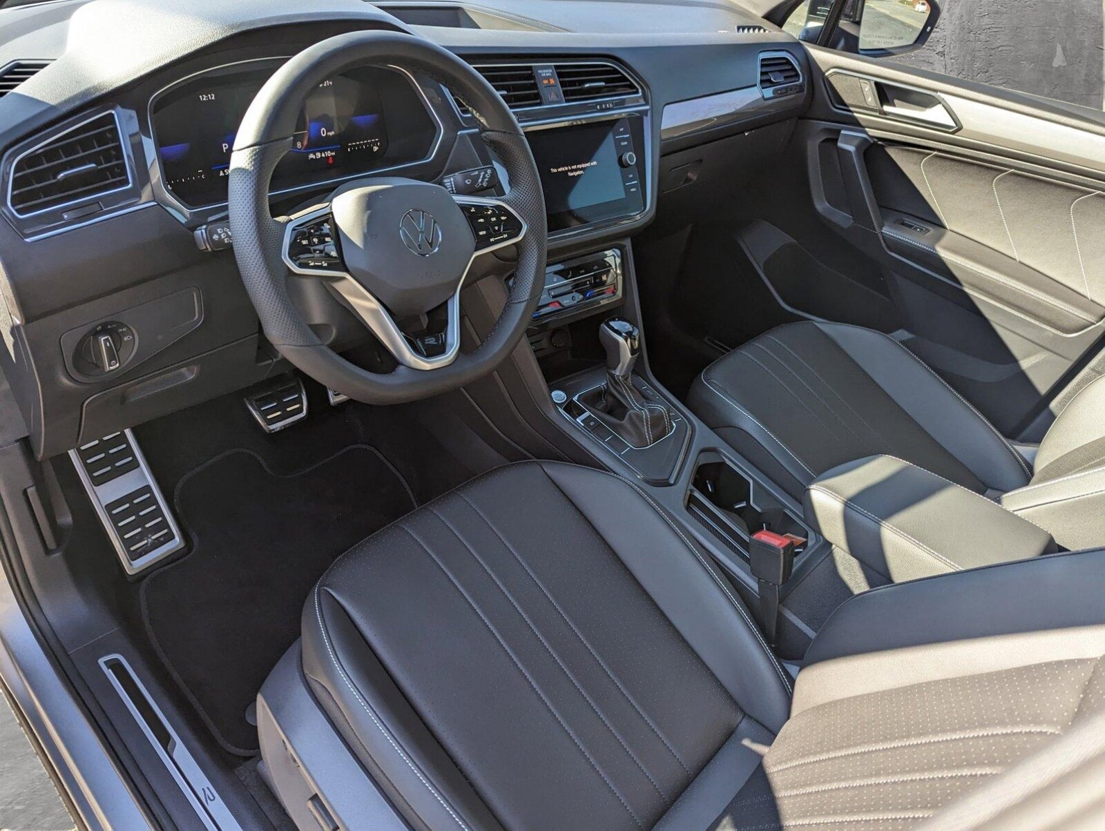 2023 Volkswagen Tiguan SE R-Line photo 3