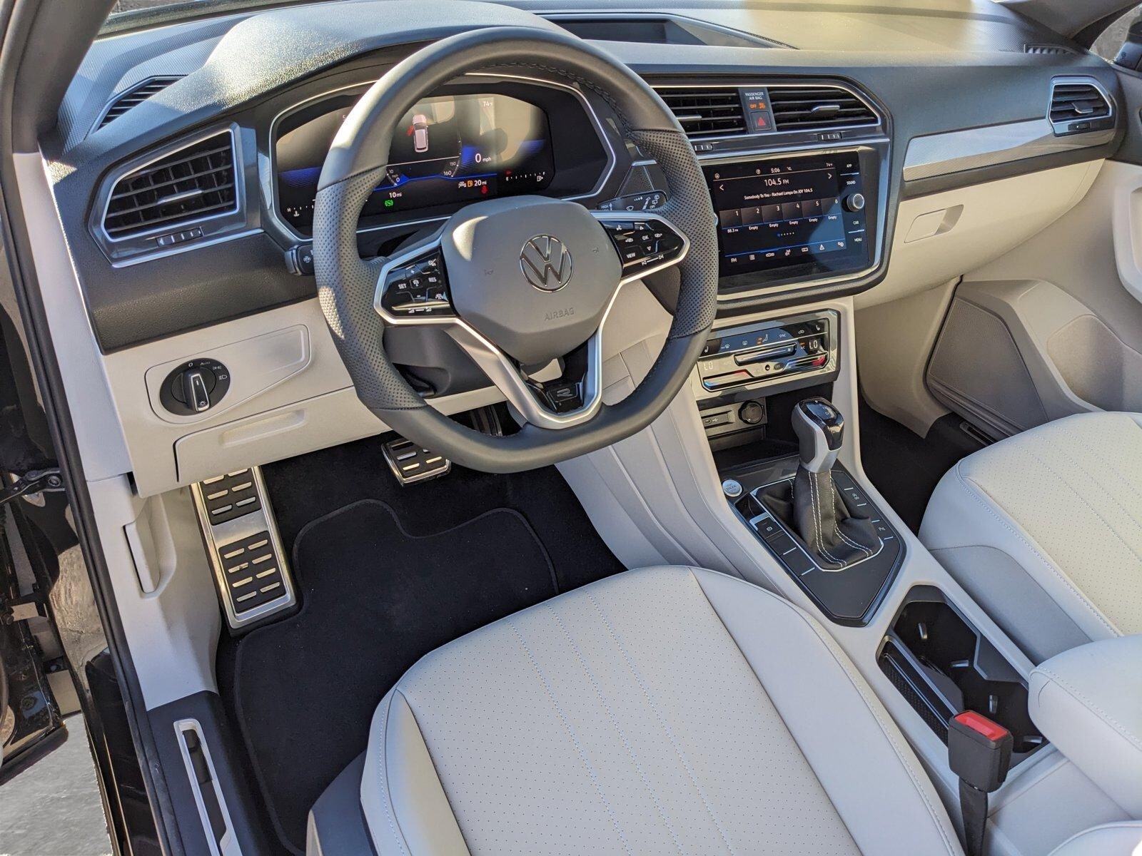 2023 Volkswagen Tiguan SE R-Line Black photo 3