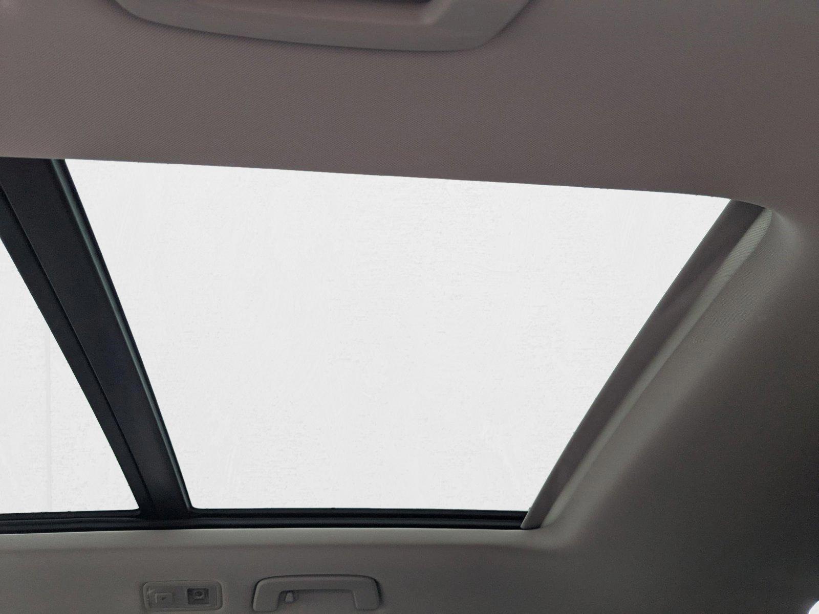 2025 Volkswagen Taos SE - Photo 18