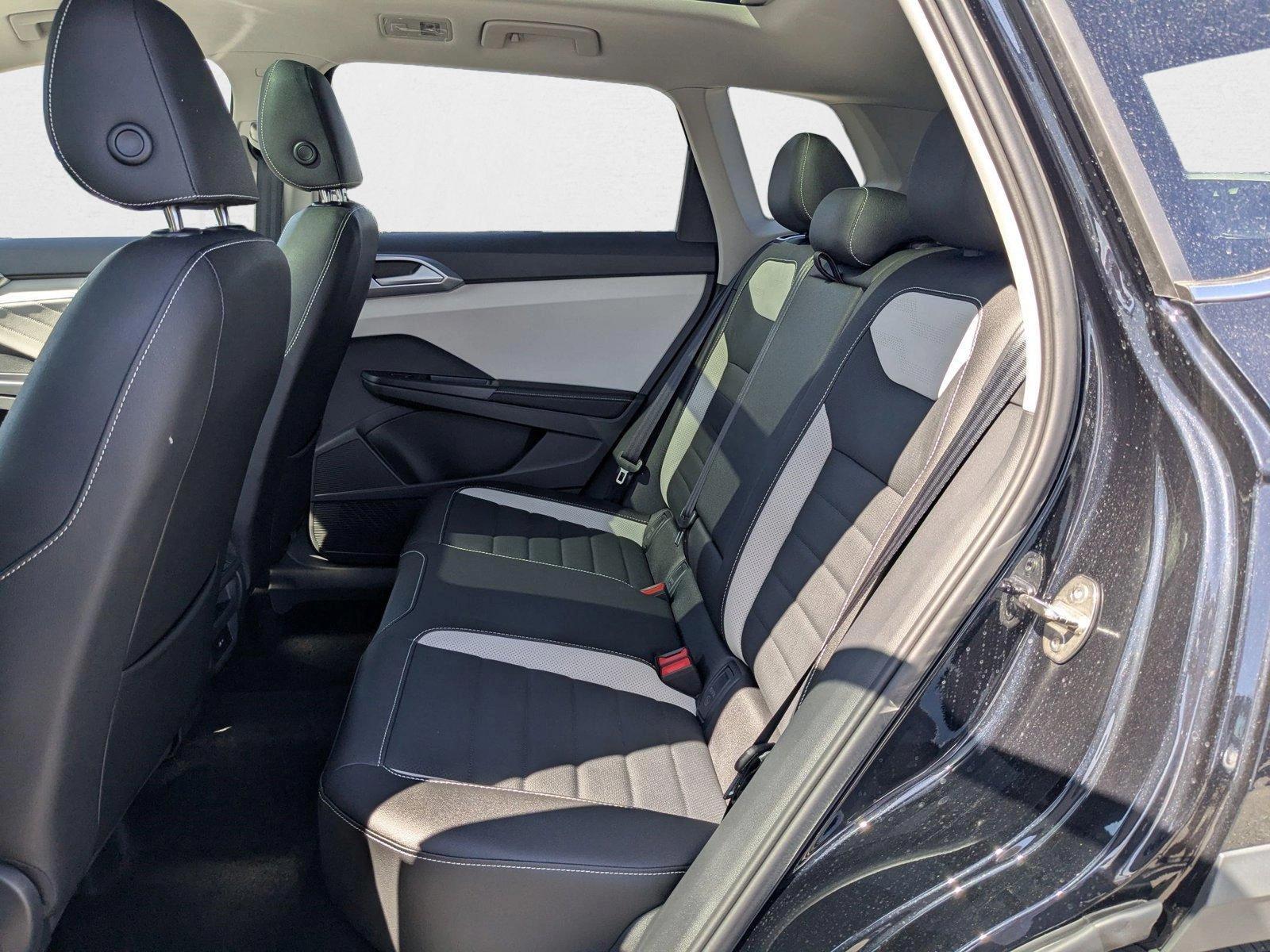 2025 Volkswagen Taos SEL - Photo 17