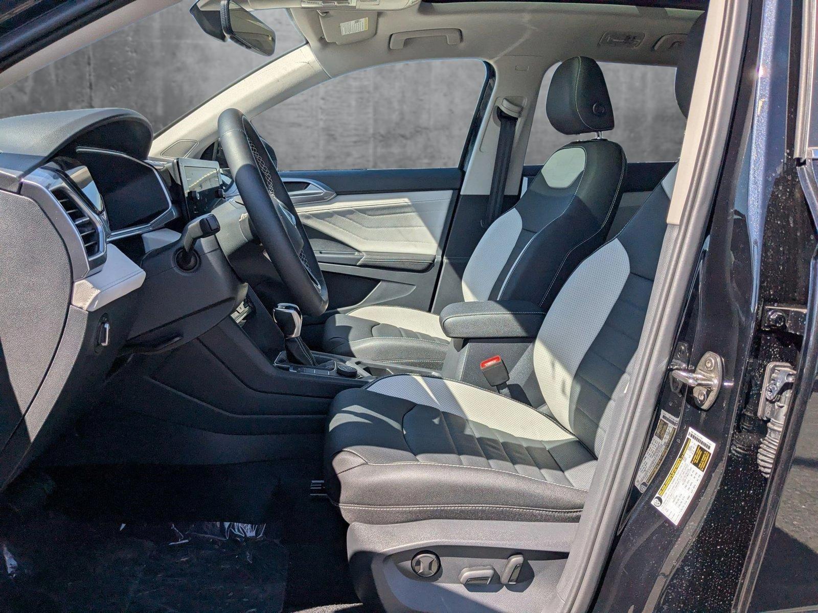 2025 Volkswagen Taos SEL photo 4