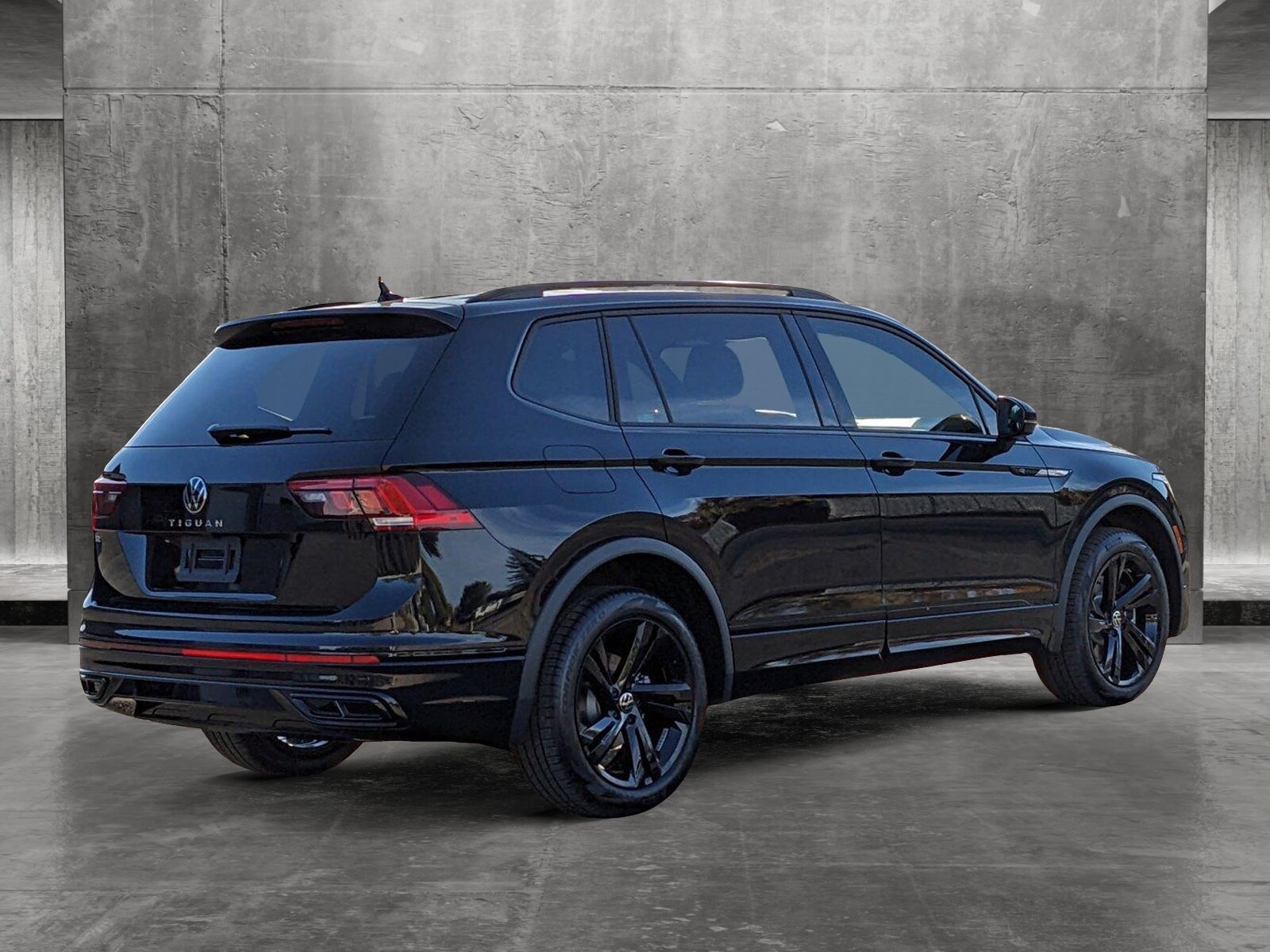 2023 Volkswagen Tiguan SE R-Line Black photo 2