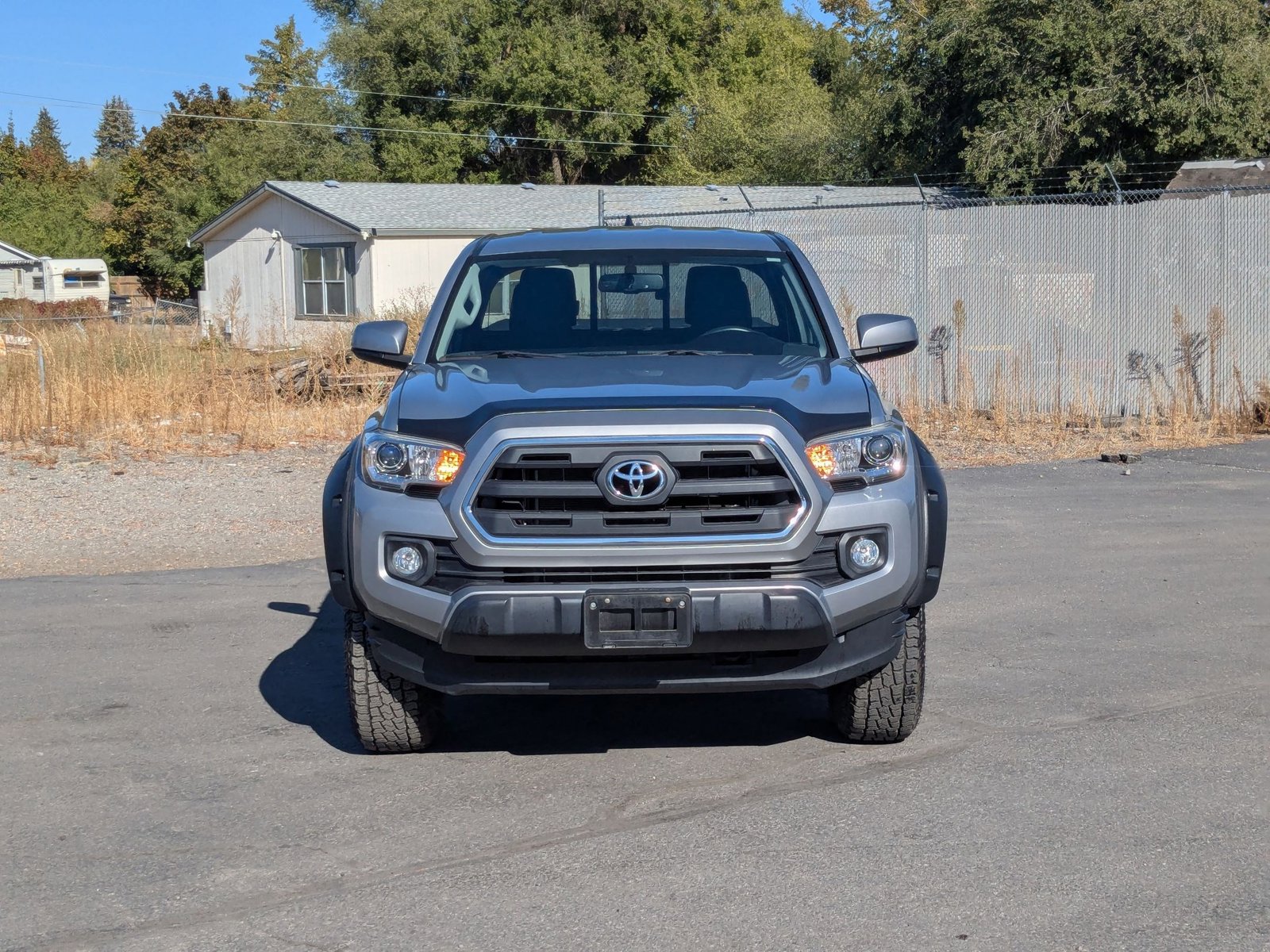 2017 Toyota Tacoma SR5 V6 photo 2