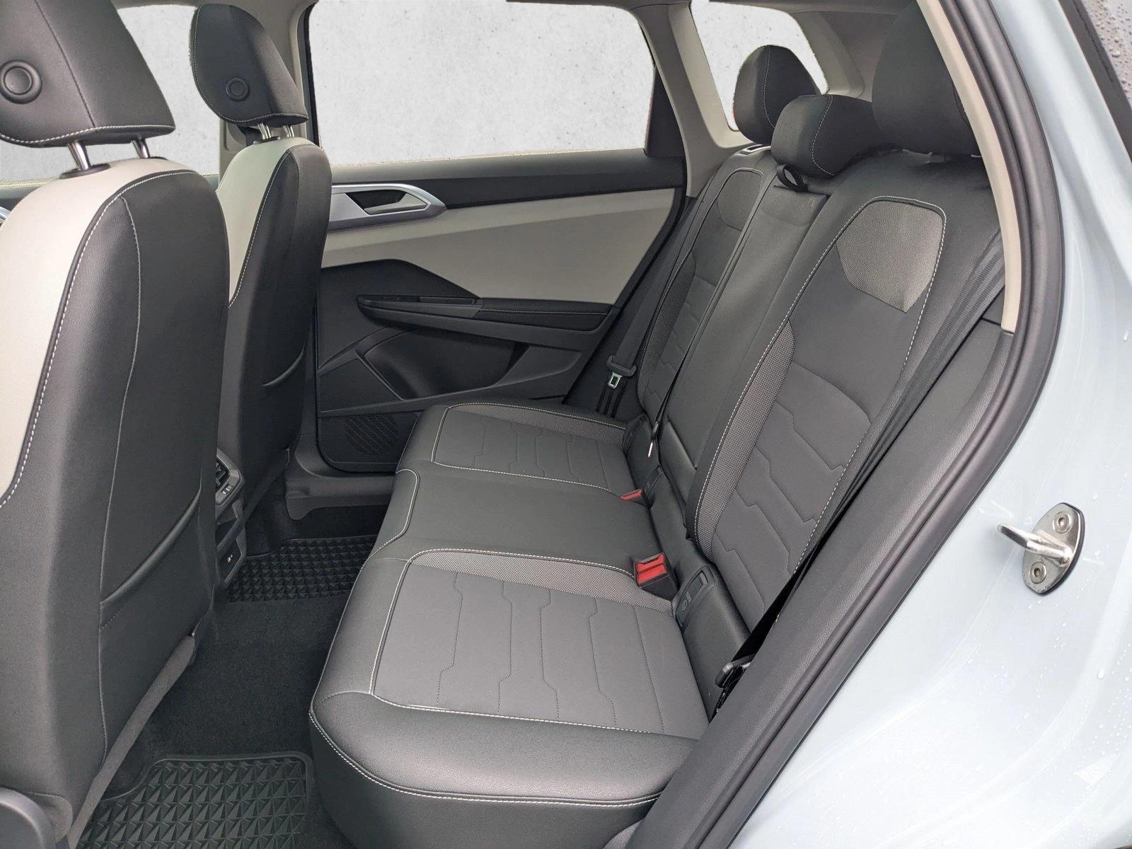 2025 Volkswagen Taos SE - Photo 17