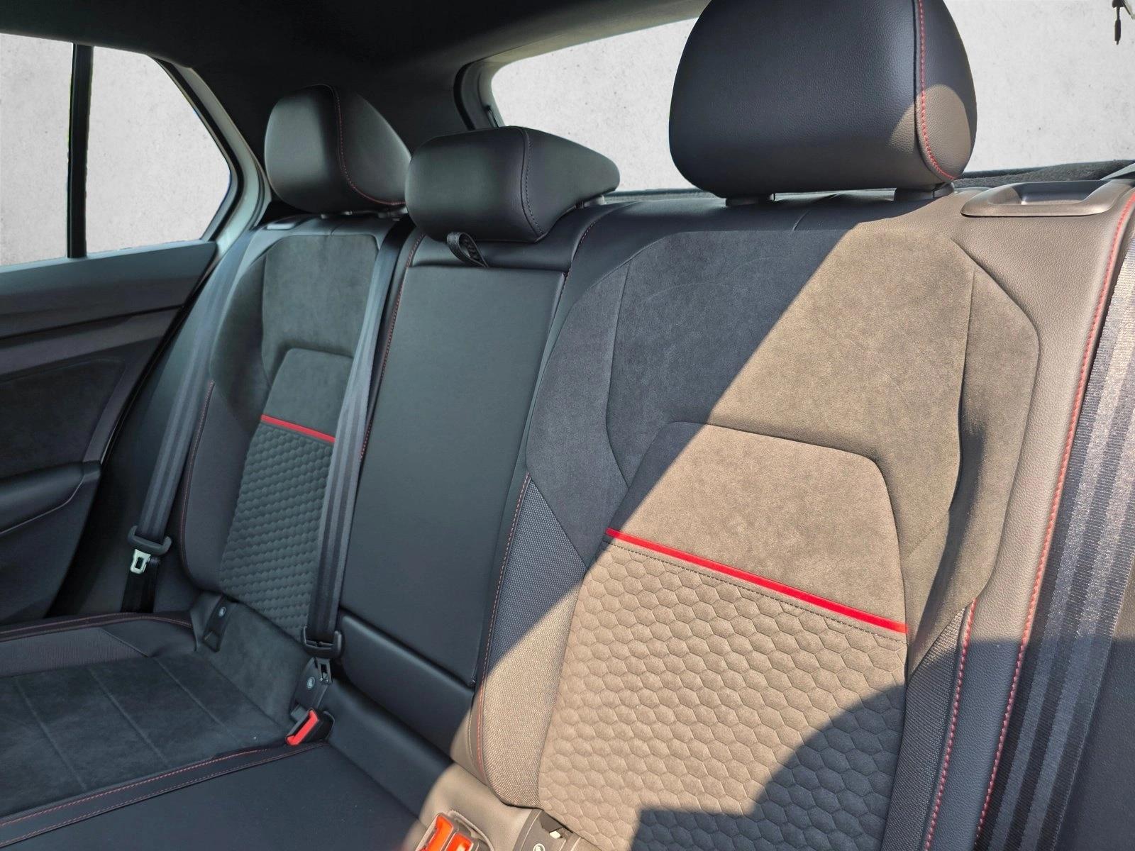 2025 Volkswagen Golf GTI SE - Photo 18
