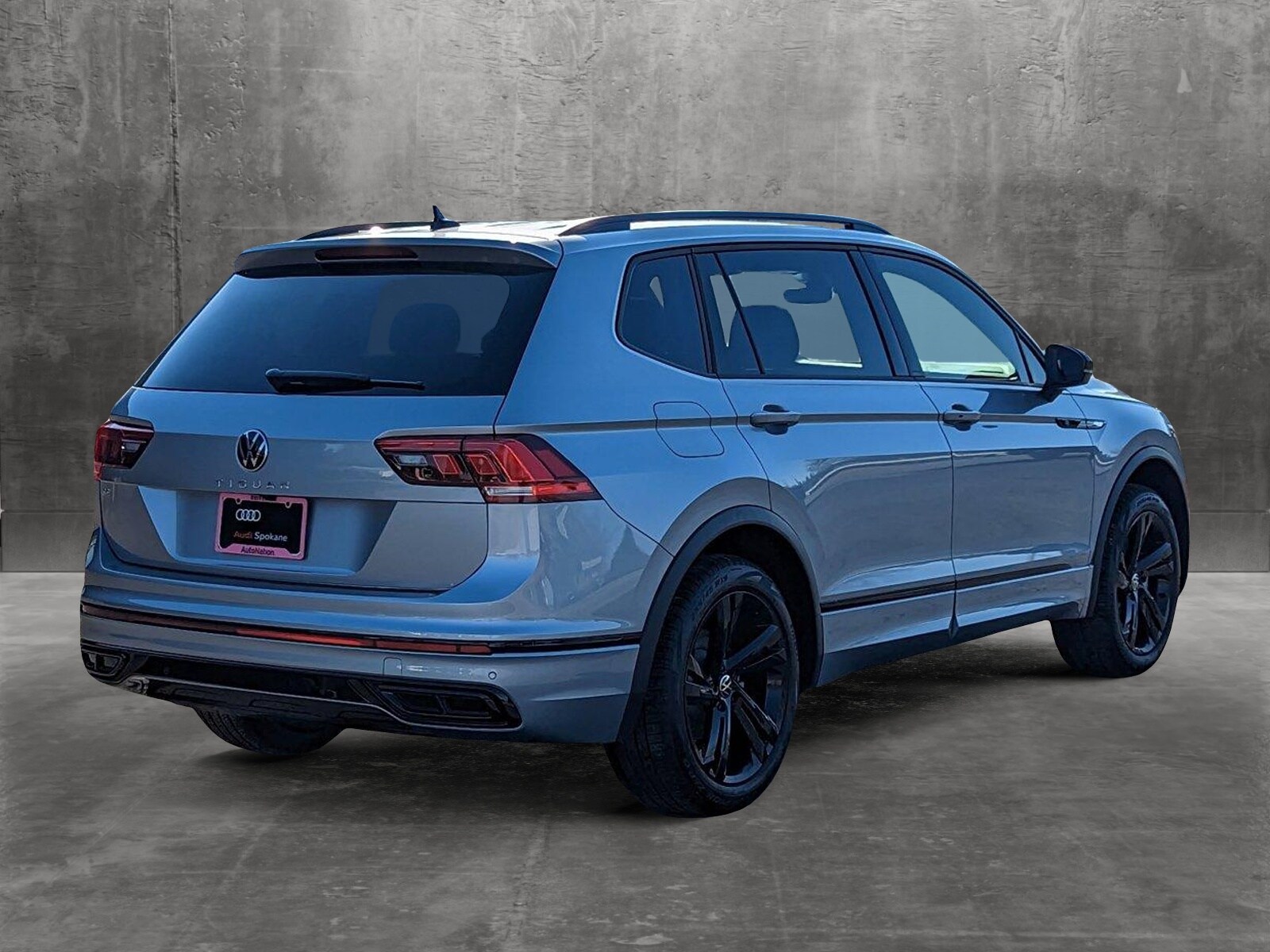 2023 Volkswagen Tiguan SE R-Line photo 2