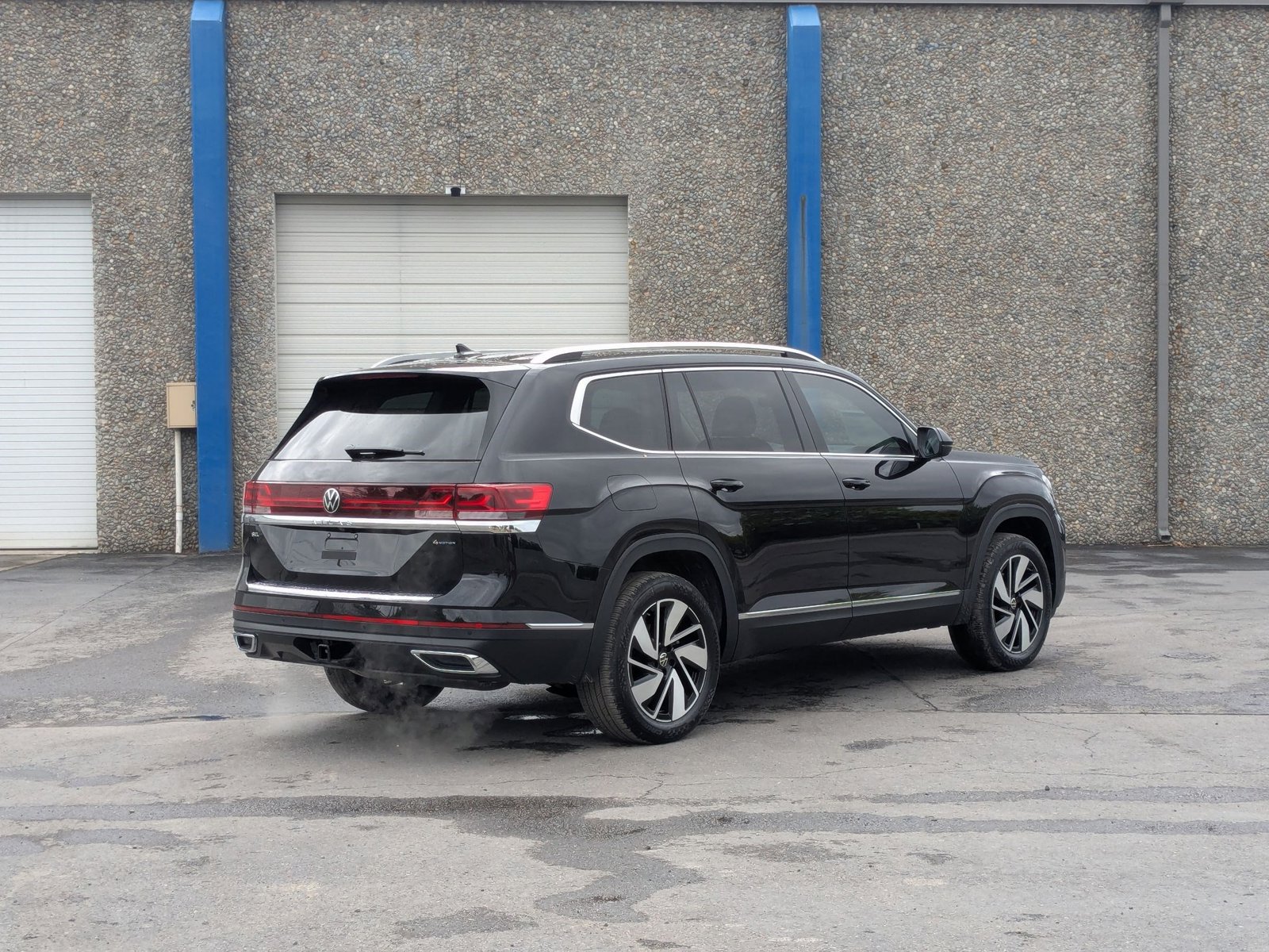 2025 Volkswagen Atlas SEL photo 2