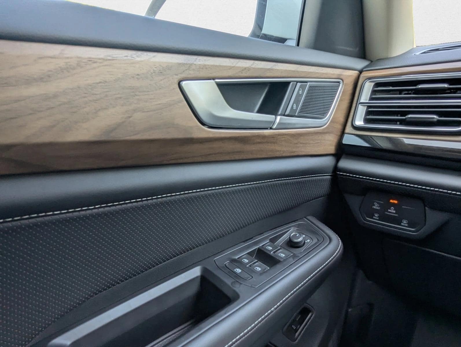 2026 Volkswagen Atlas SE w/Tech - Photo 10