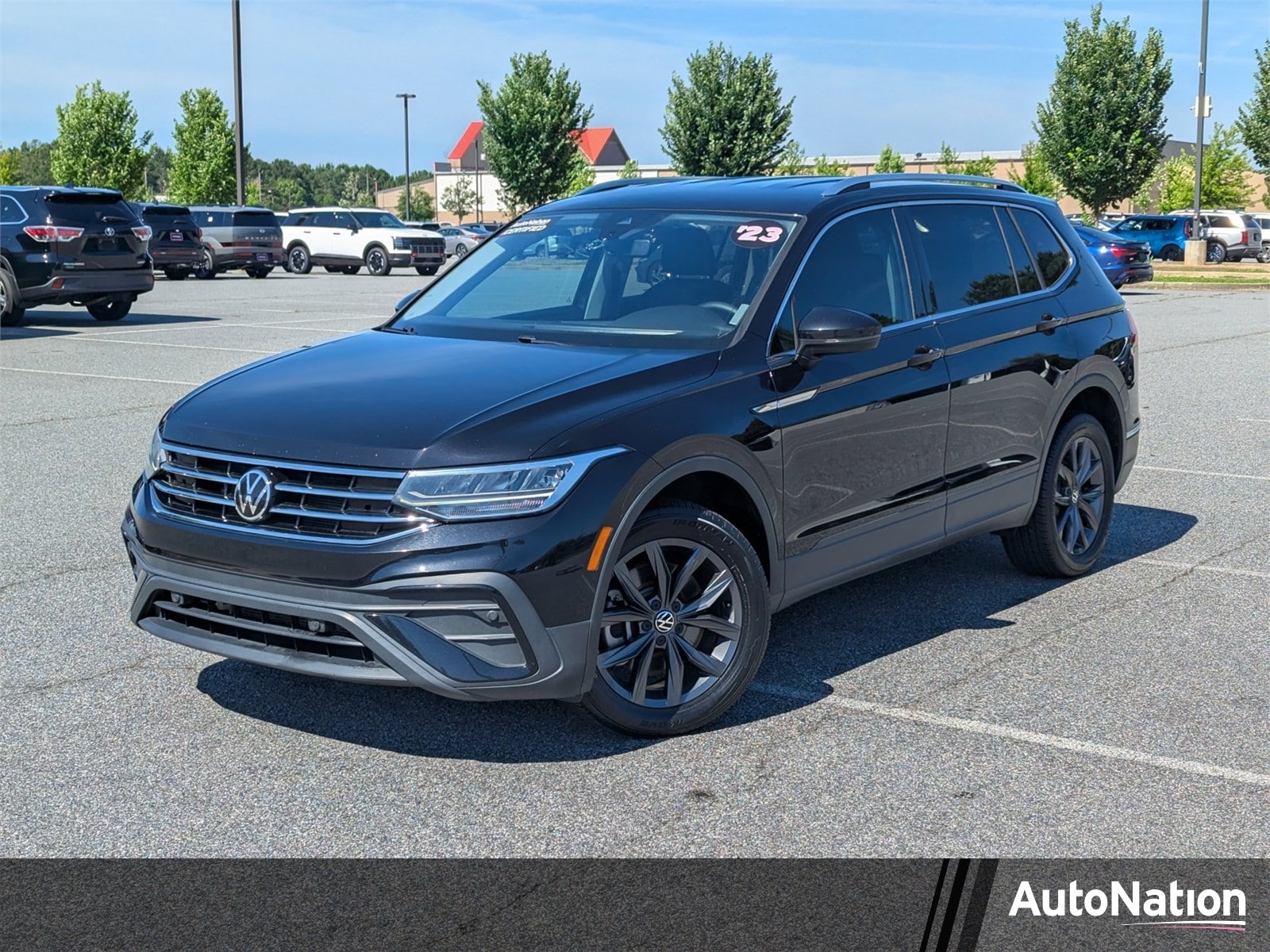 2023 Volkswagen Tiguan 2.0T SE's photo