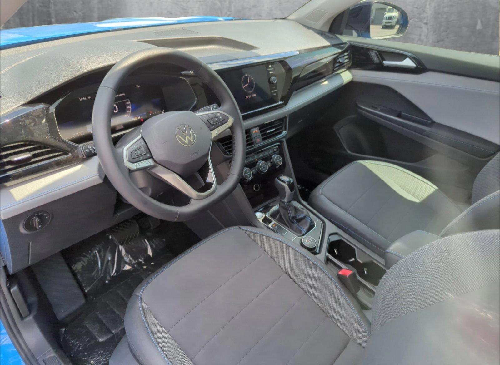 2025 Volkswagen Taos SE photo 4