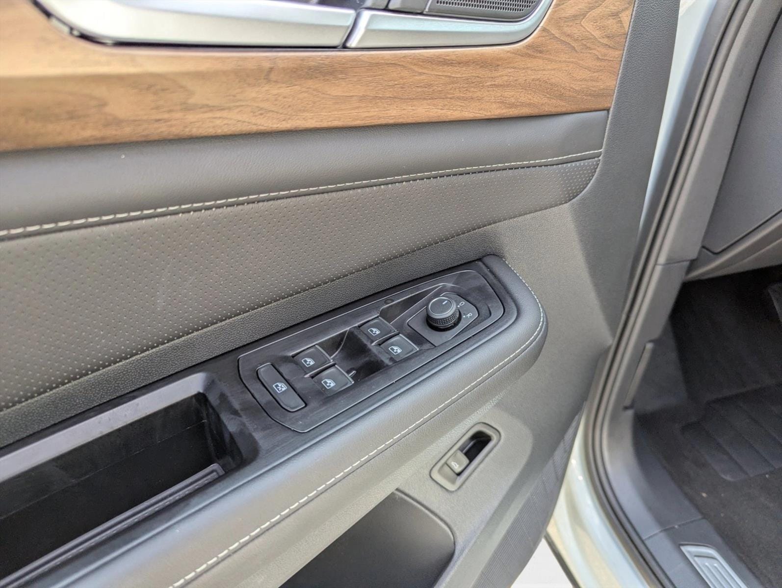 Image of Certified Pre Owned 2024 Volkswagen Atlas 2.0T SE w/Technology