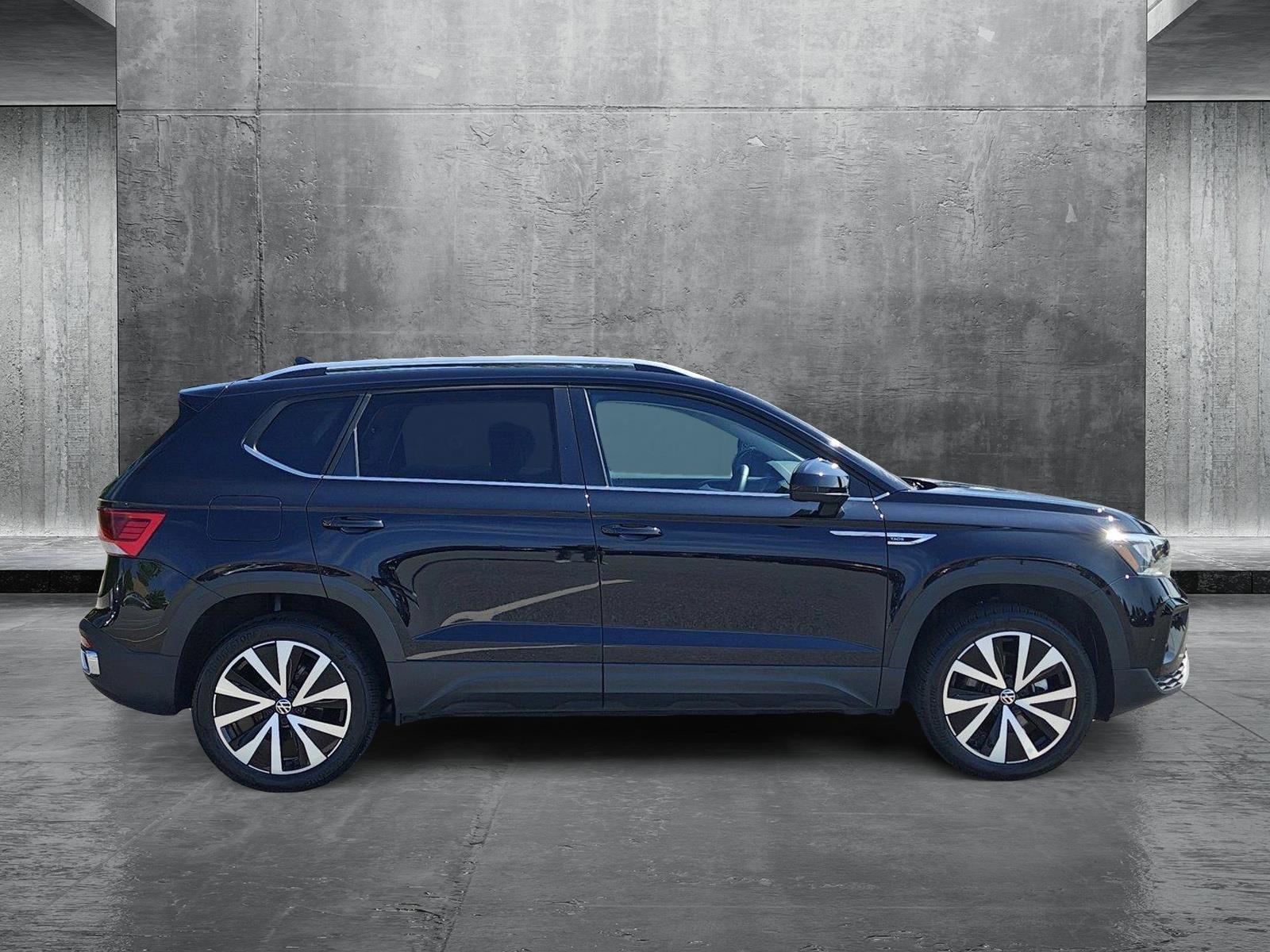 2024 Volkswagen Taos SE photo 4