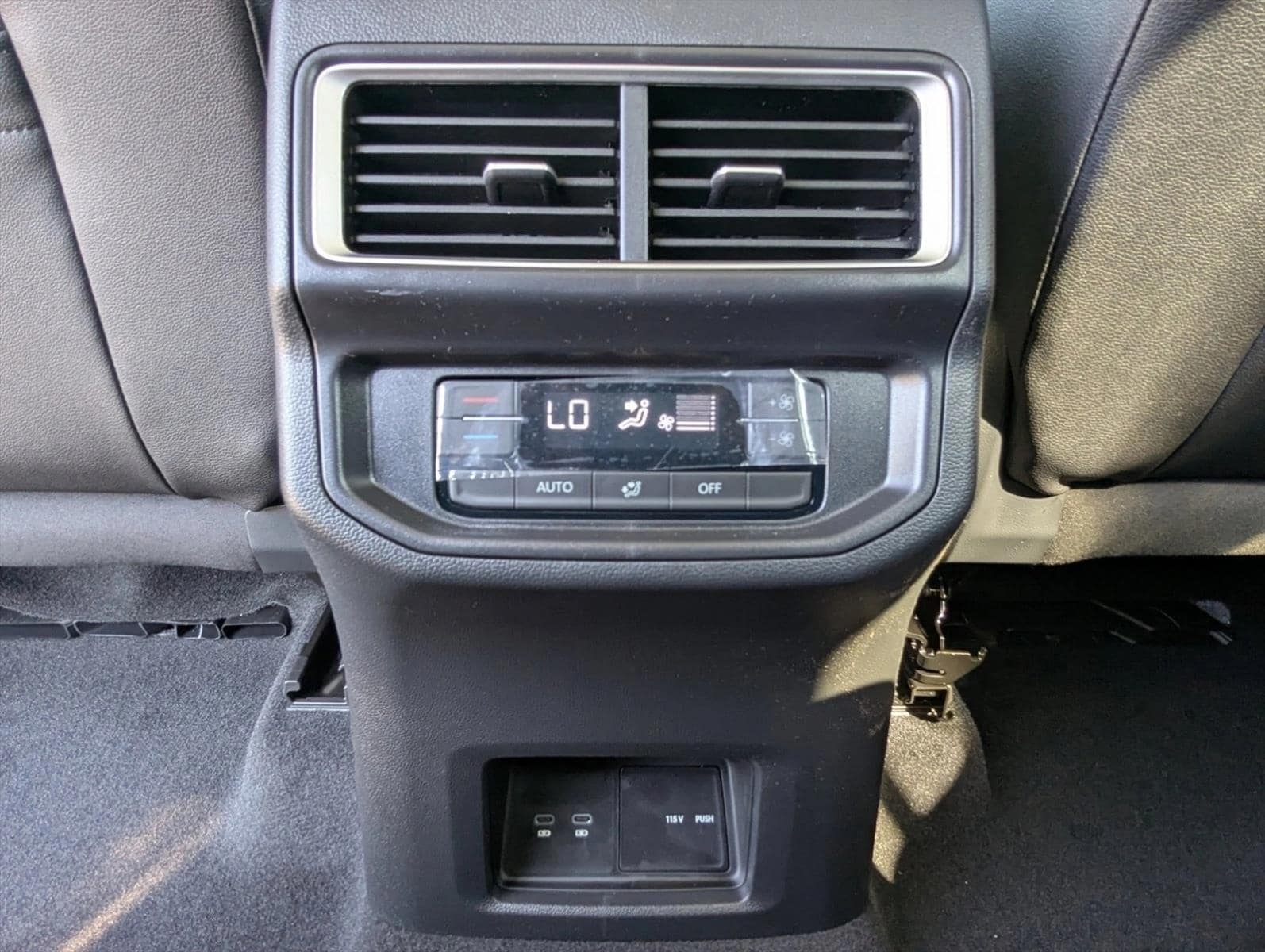 2026 Volkswagen Atlas SE w/Tech - Photo 18