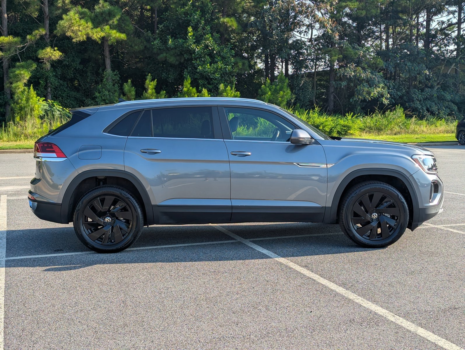 2025 Volkswagen Atlas Cross Sport SE Technology photo 3