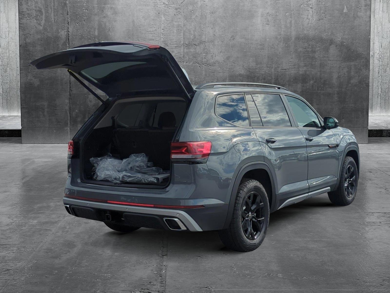 2025 Volkswagen Atlas Peak Edition photo 2