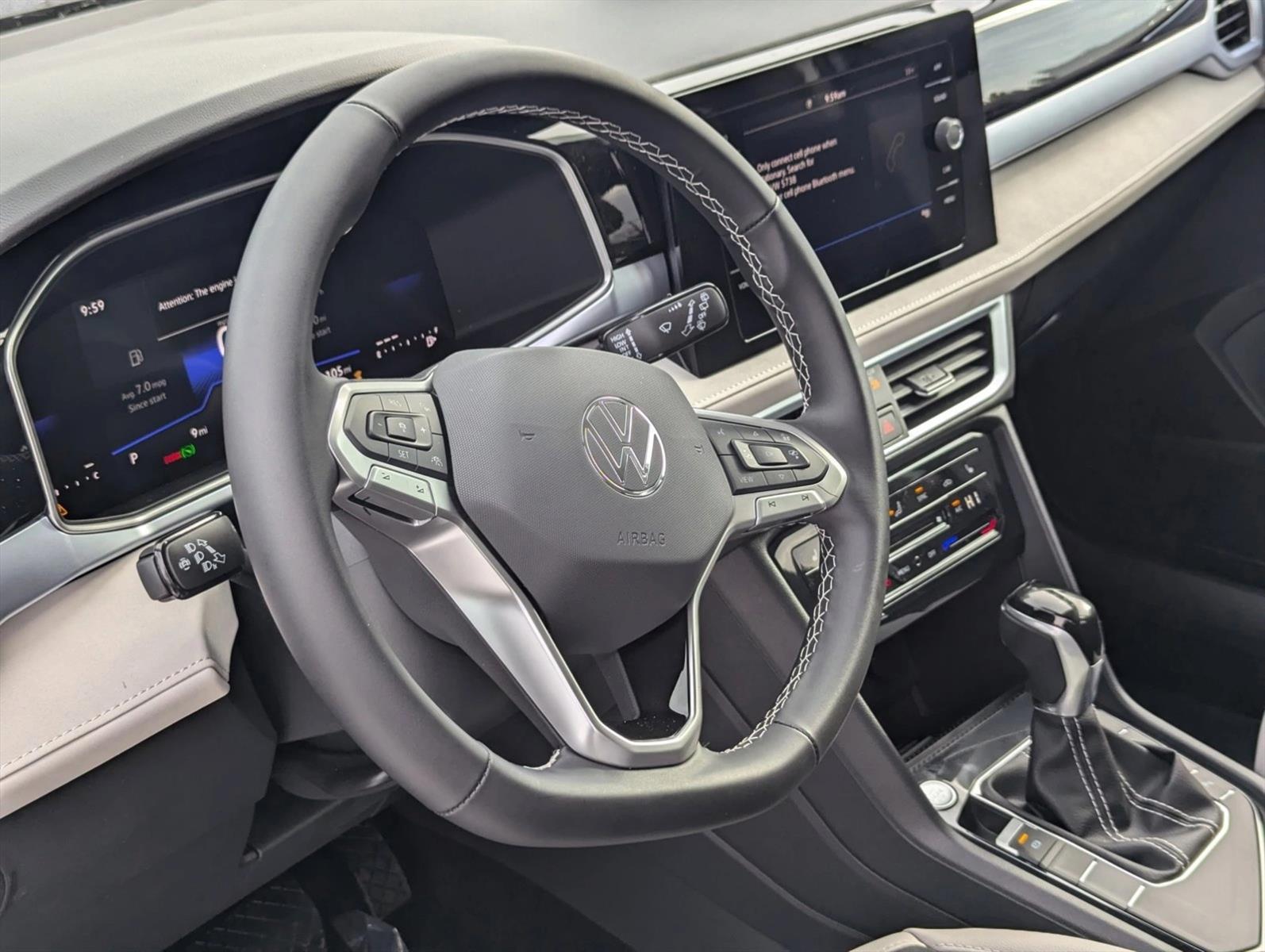 2025 Volkswagen Taos SE photo 3