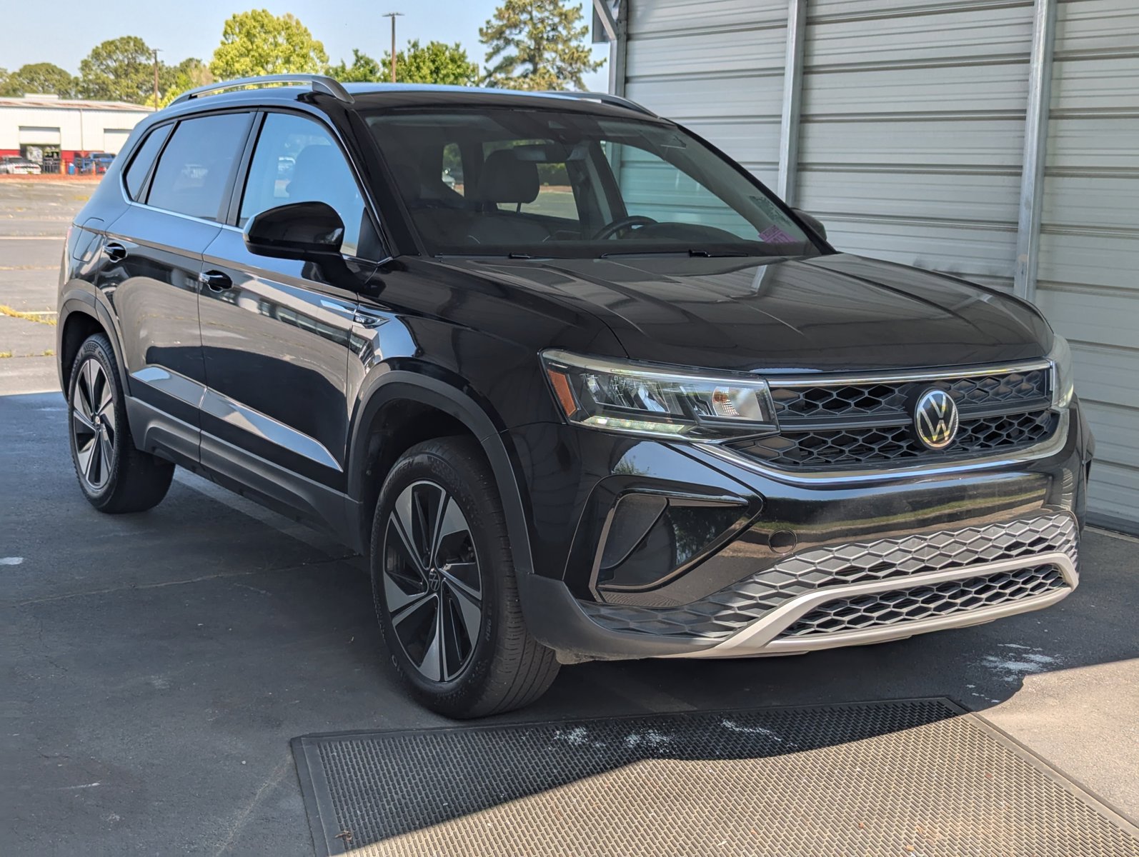 2024 Volkswagen Taos SE photo 2