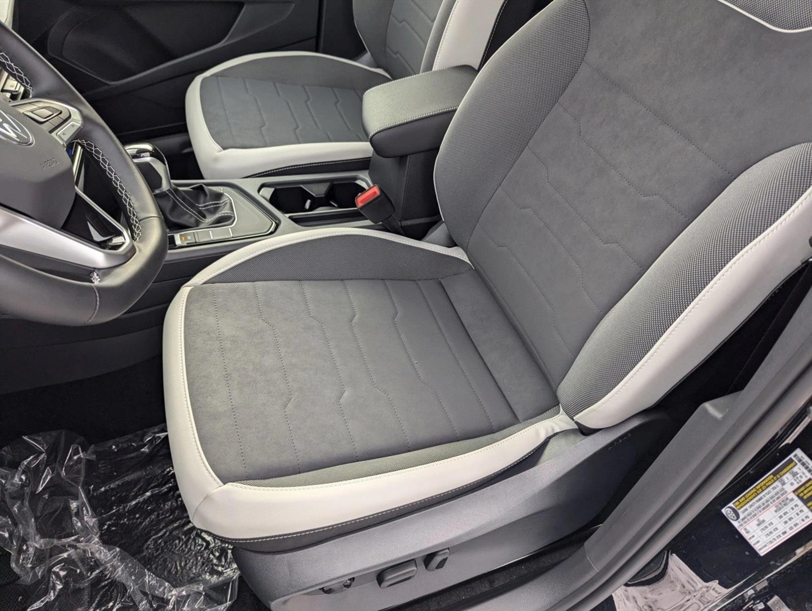 2025 Volkswagen Taos SE photo 4