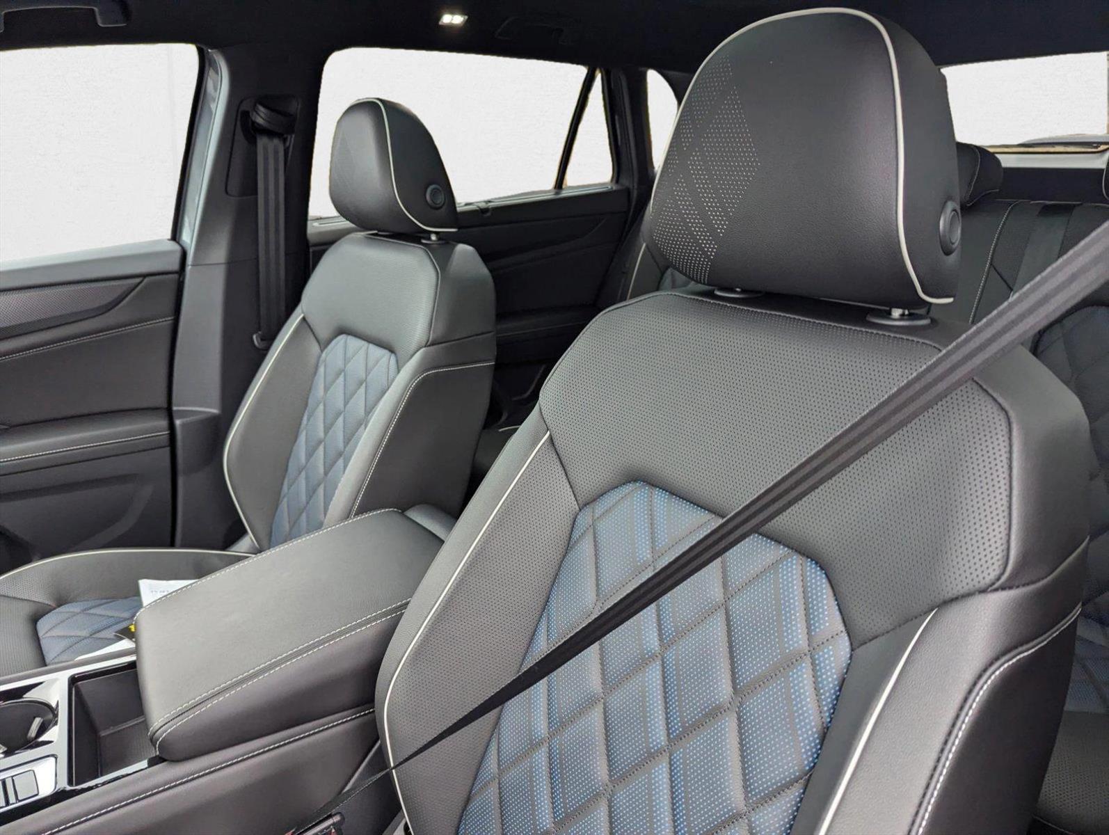 2025 Volkswagen Atlas Cross Sport SEL Premium R-Line photo 2