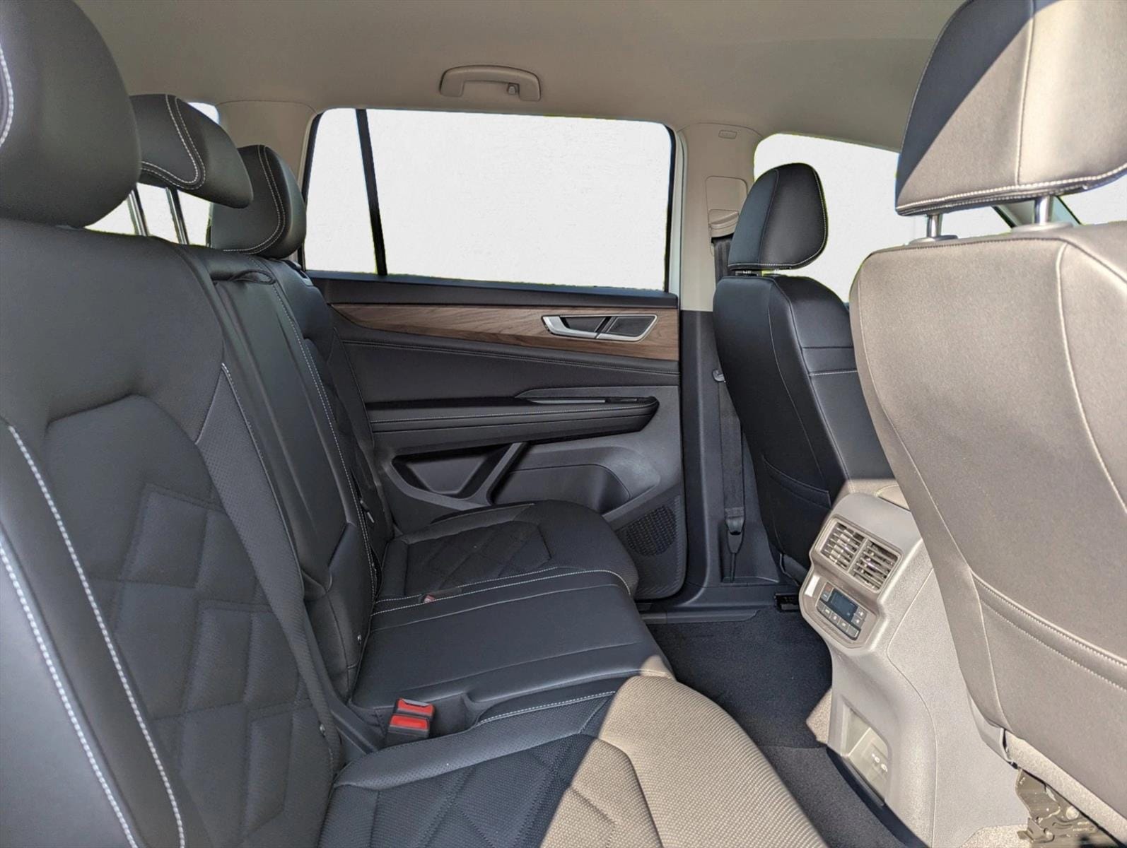 2026 Volkswagen Atlas SE - Photo 30