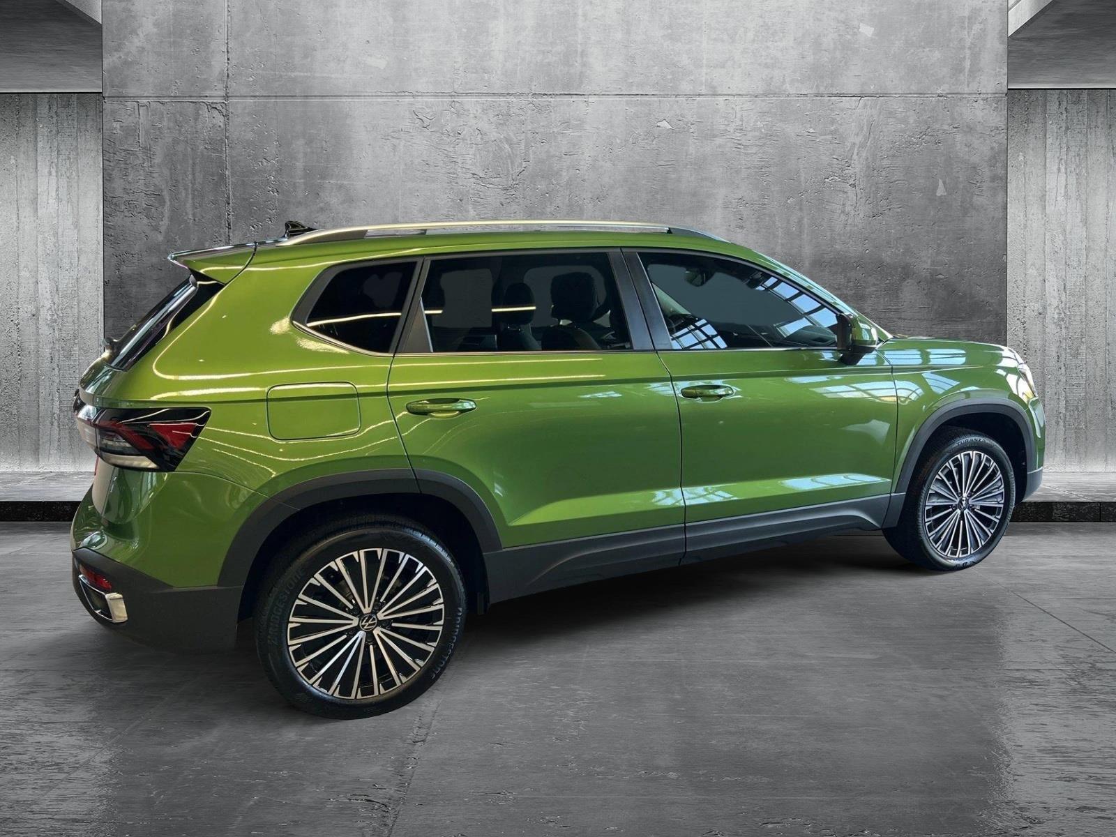 2025 Volkswagen Taos SE photo 4