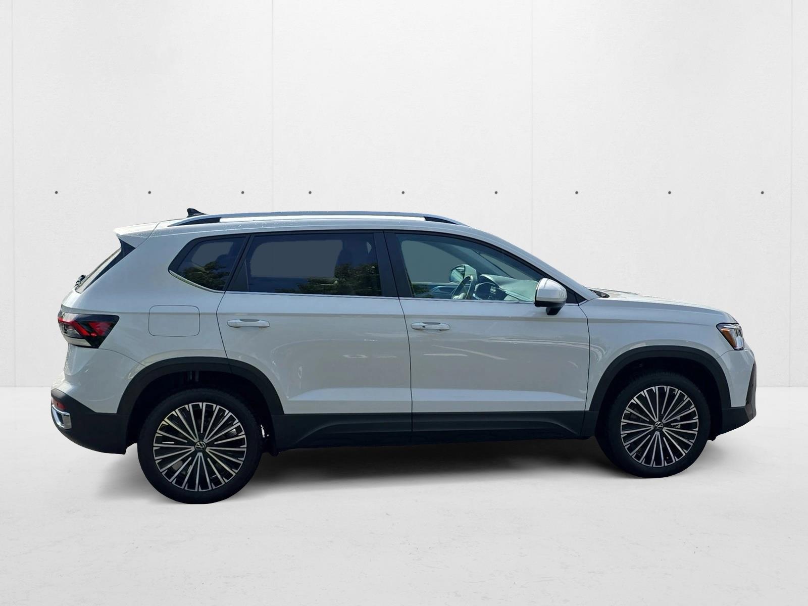 2025 Volkswagen Taos SE photo 4