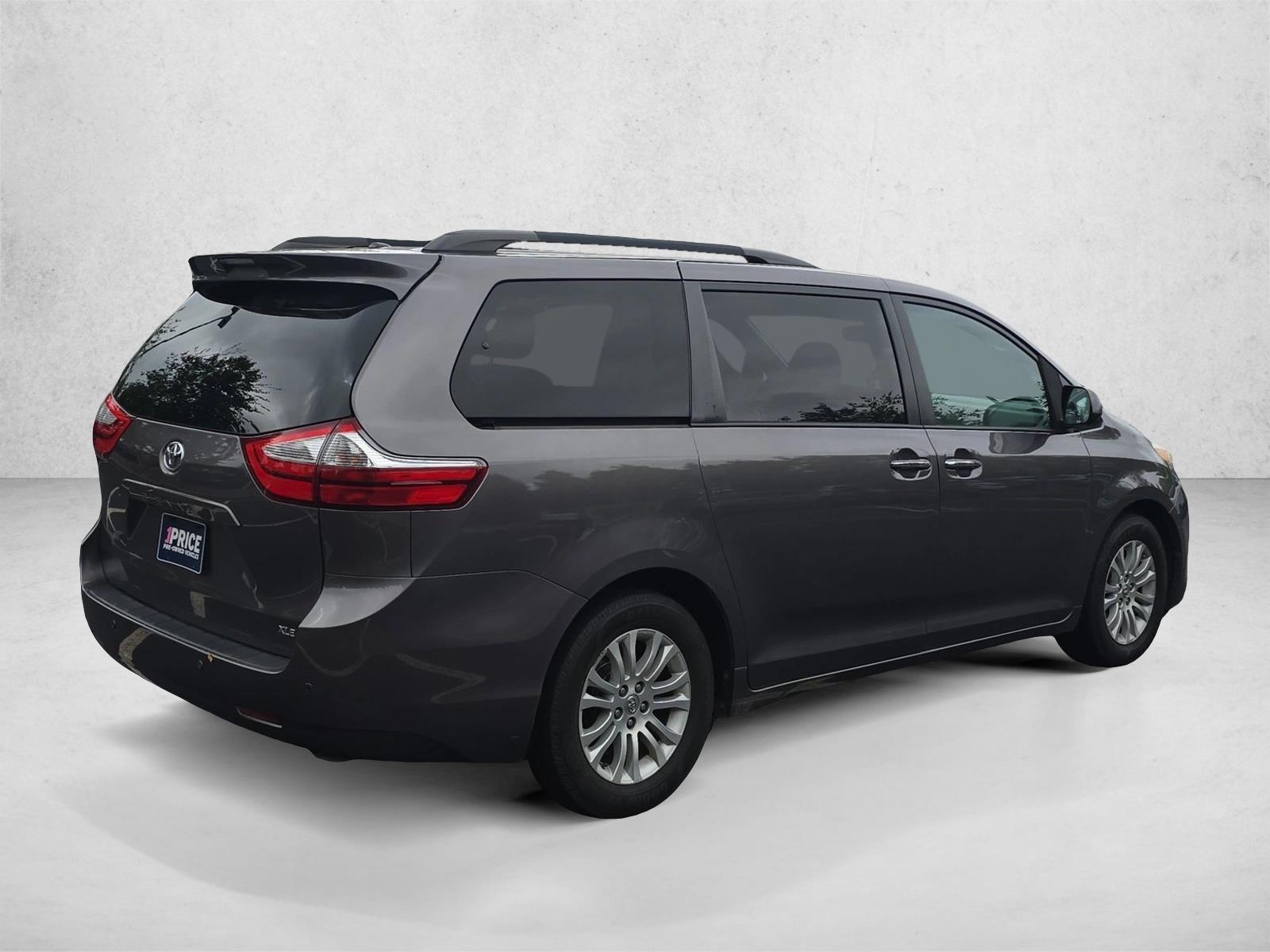 2017 Toyota Sienna XLE photo 4