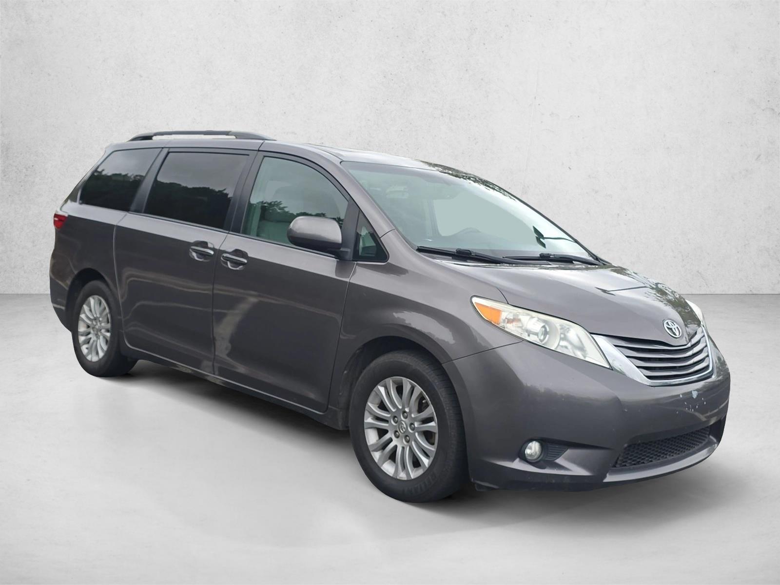 2017 Toyota Sienna XLE photo 2