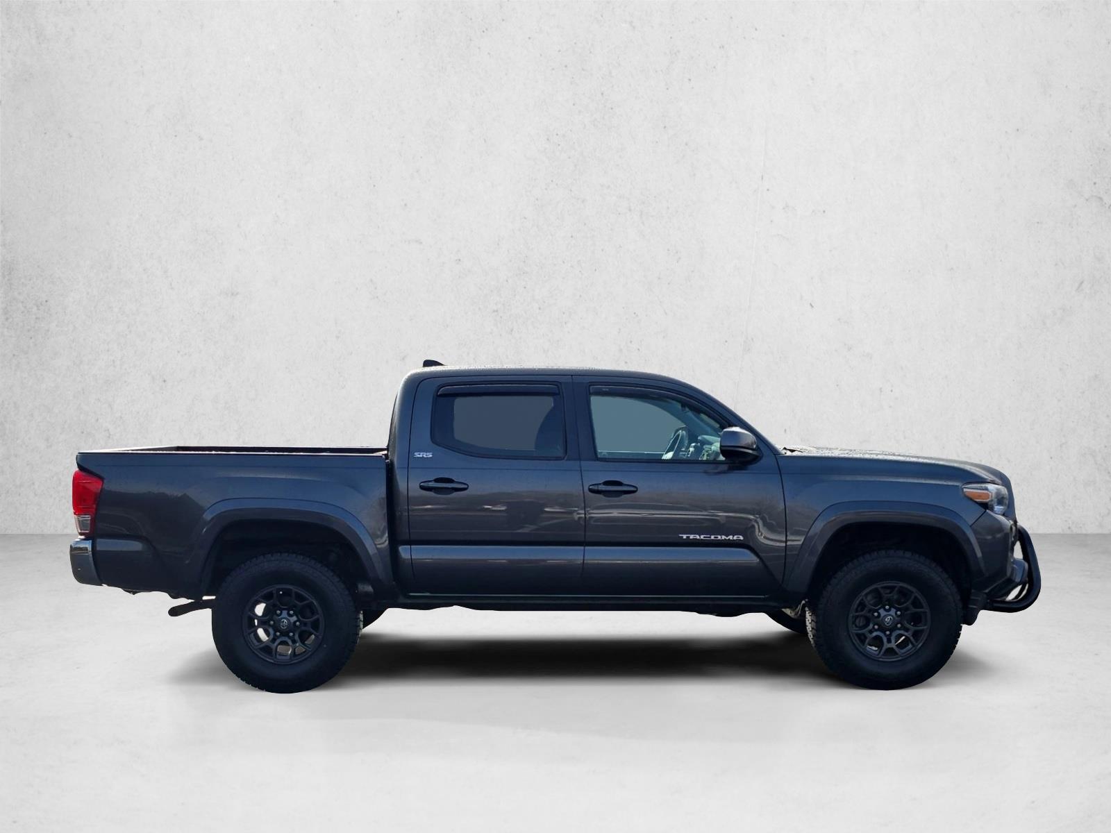 2017 Toyota Tacoma SR5 photo 4