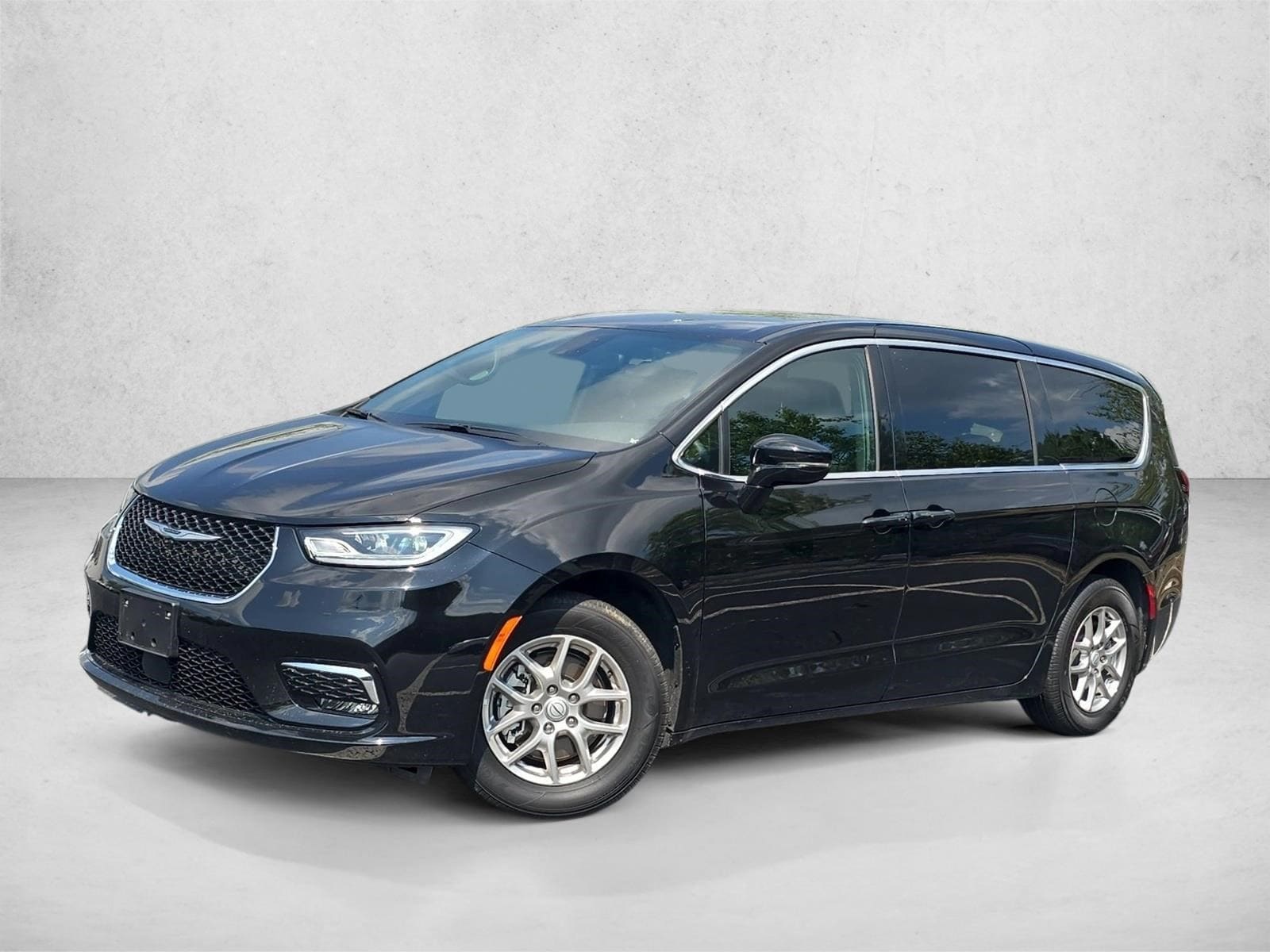 2025 Chrysler Pacifica Select's photo