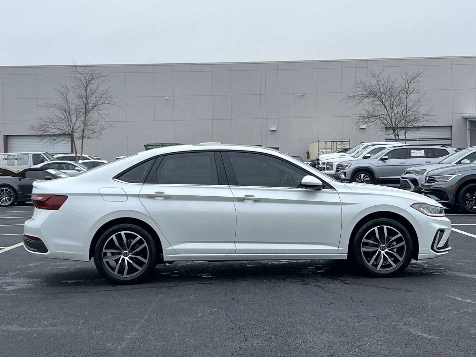 2025 Volkswagen Jetta SE photo 4