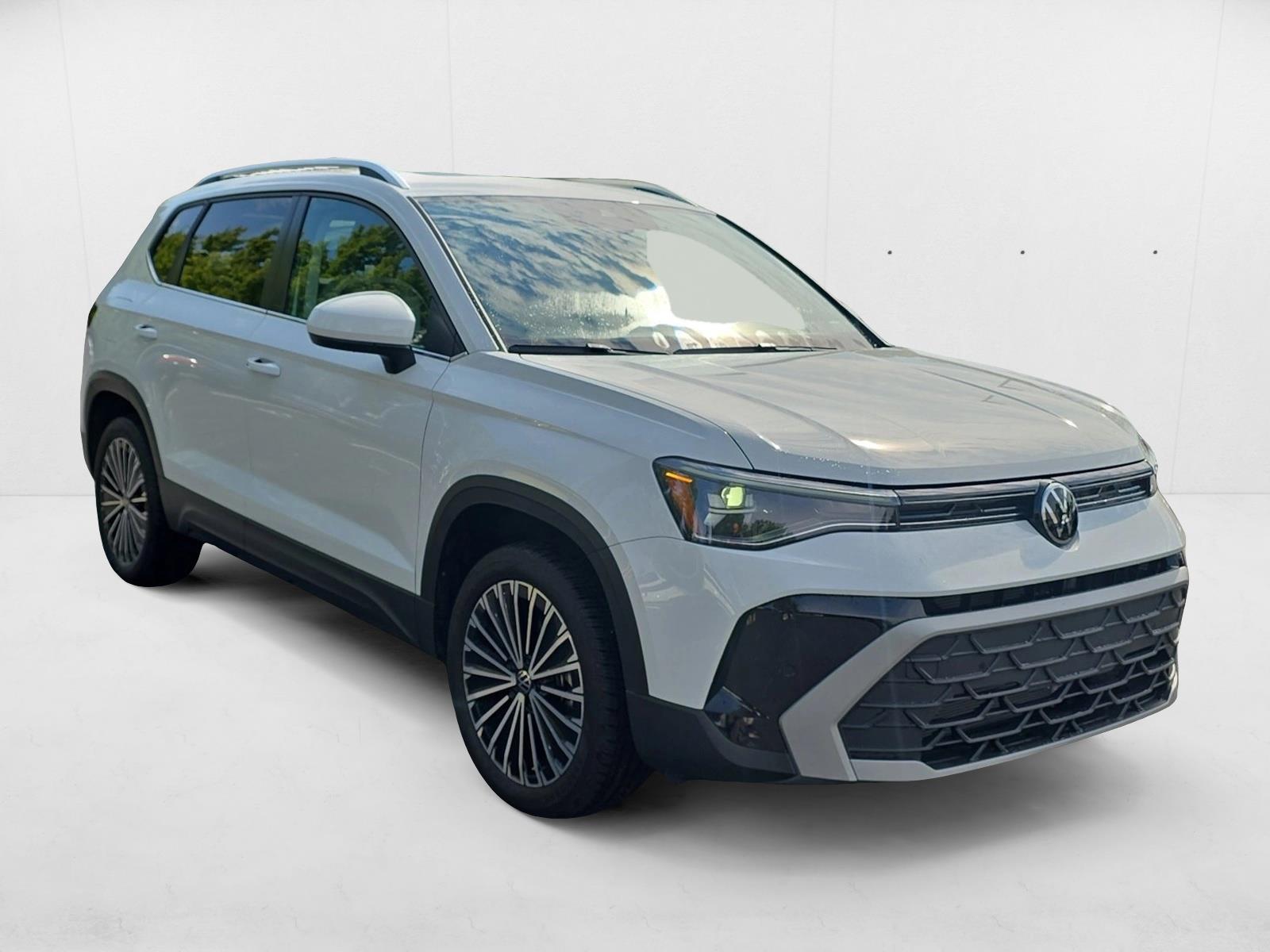 2025 Volkswagen Taos SE photo 3