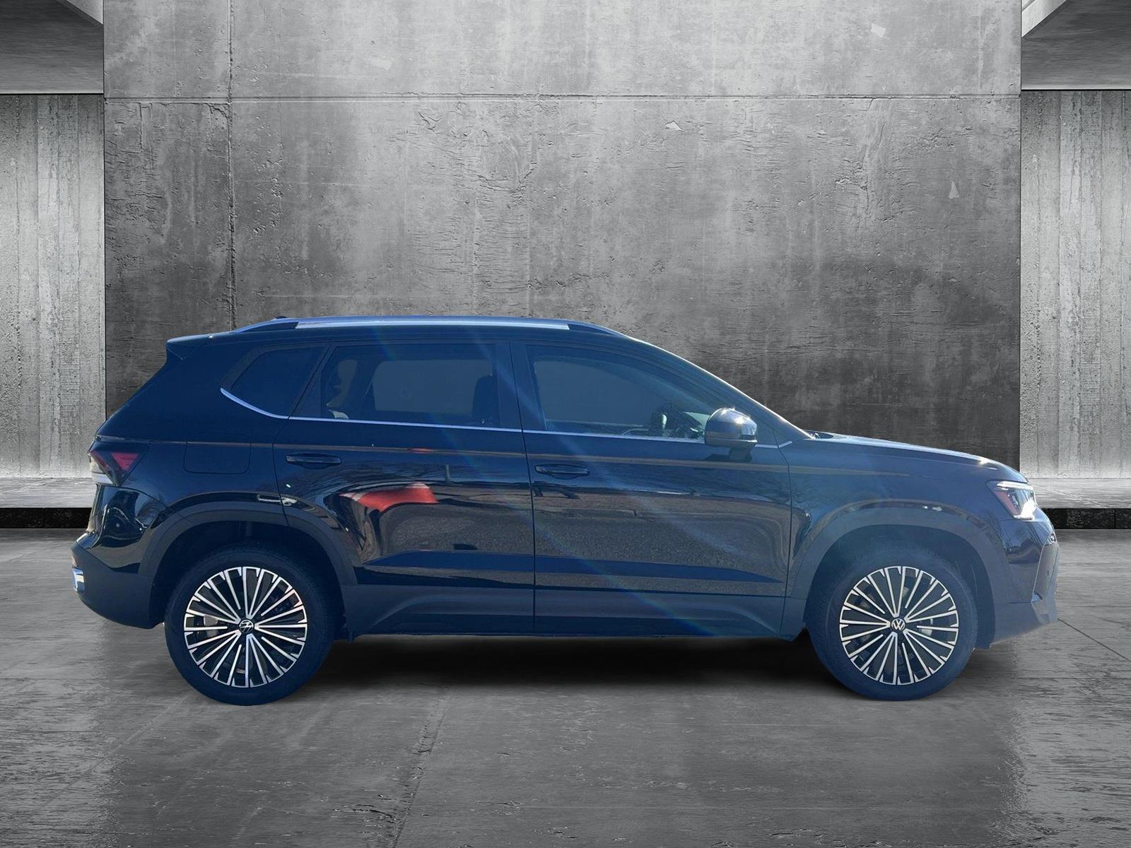2025 Volkswagen Taos SE photo 4