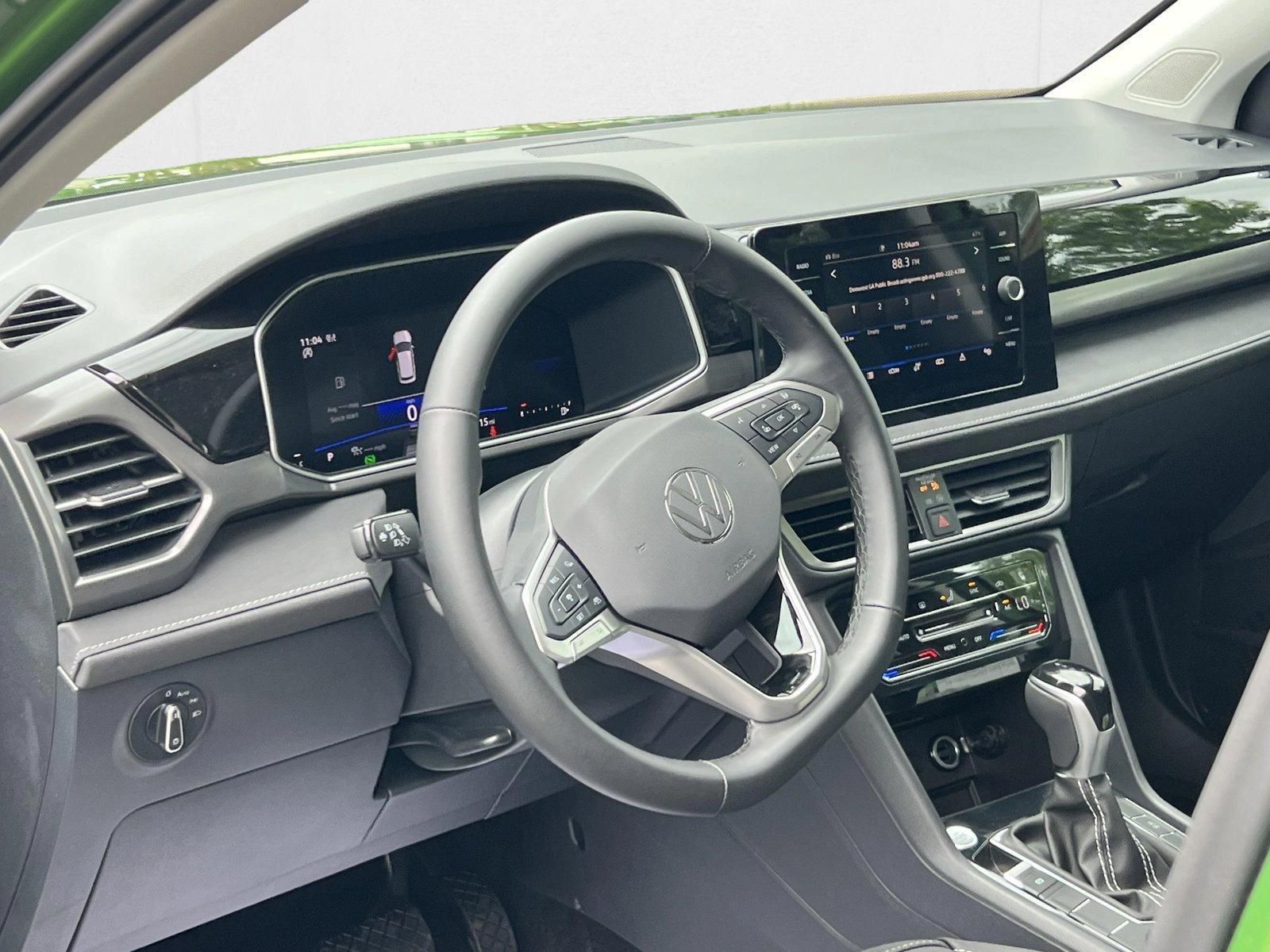 2025 Volkswagen Taos SE Black - Photo 10