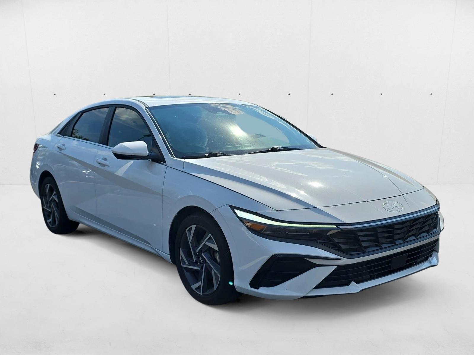2024 Hyundai Elantra SEL Convenience photo 3