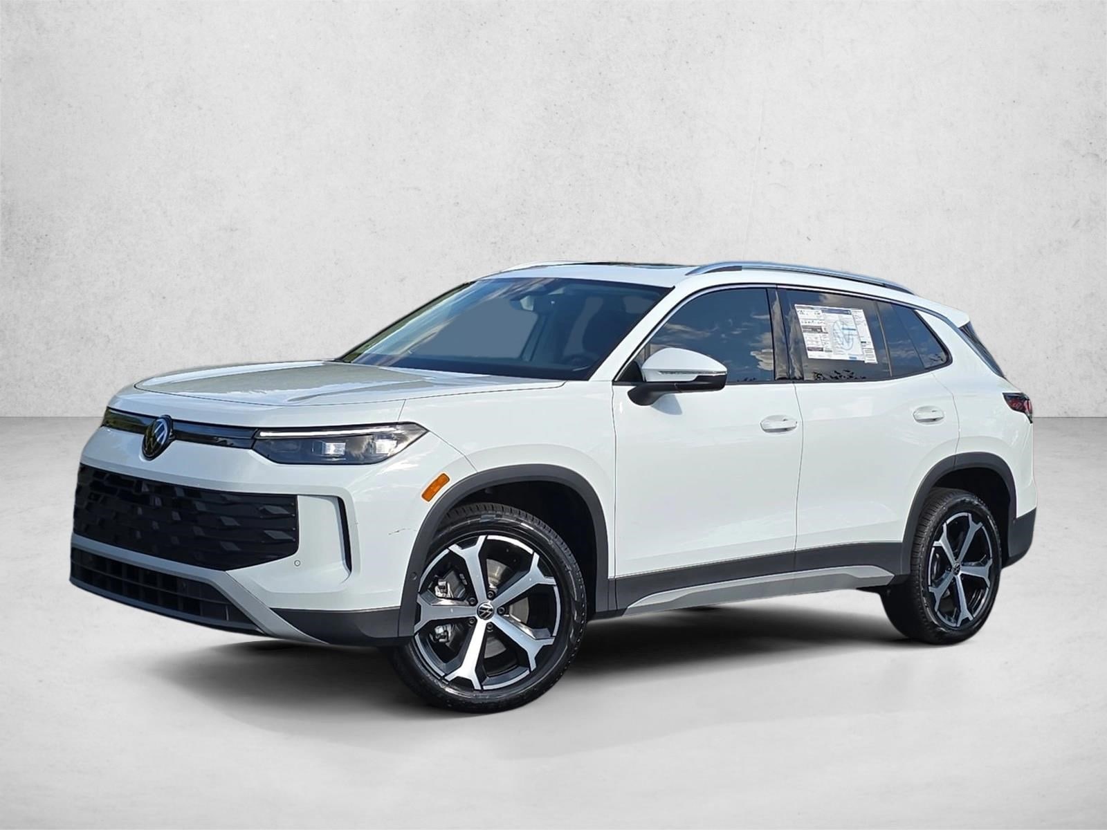 2025 Volkswagen Tiguan SE's photo