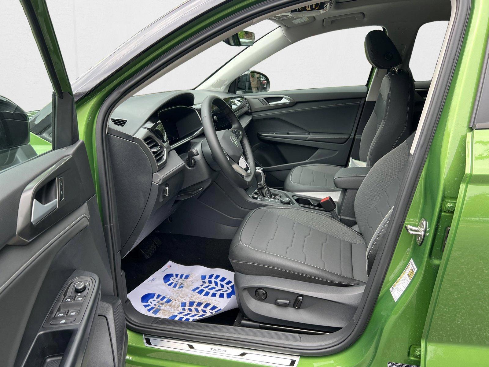 2025 Volkswagen Taos SE Black - Photo 14