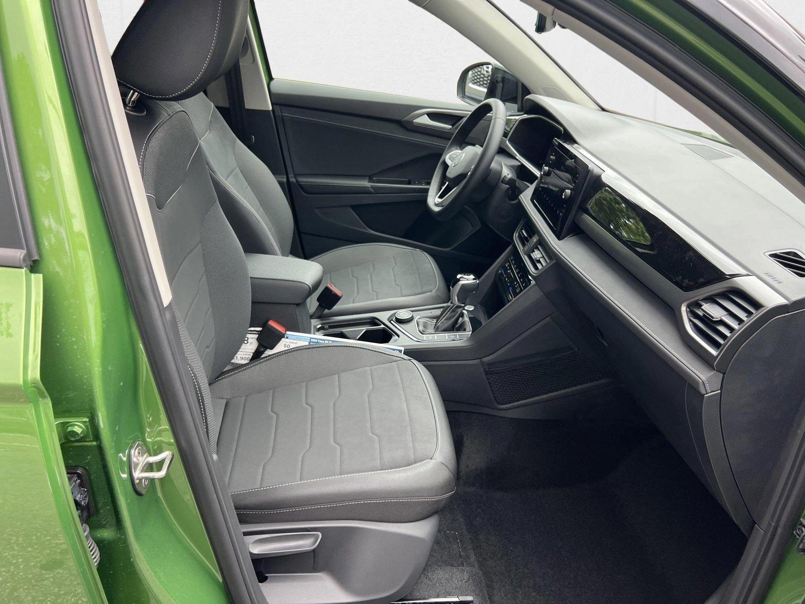 2025 Volkswagen Taos SE Black - Photo 17