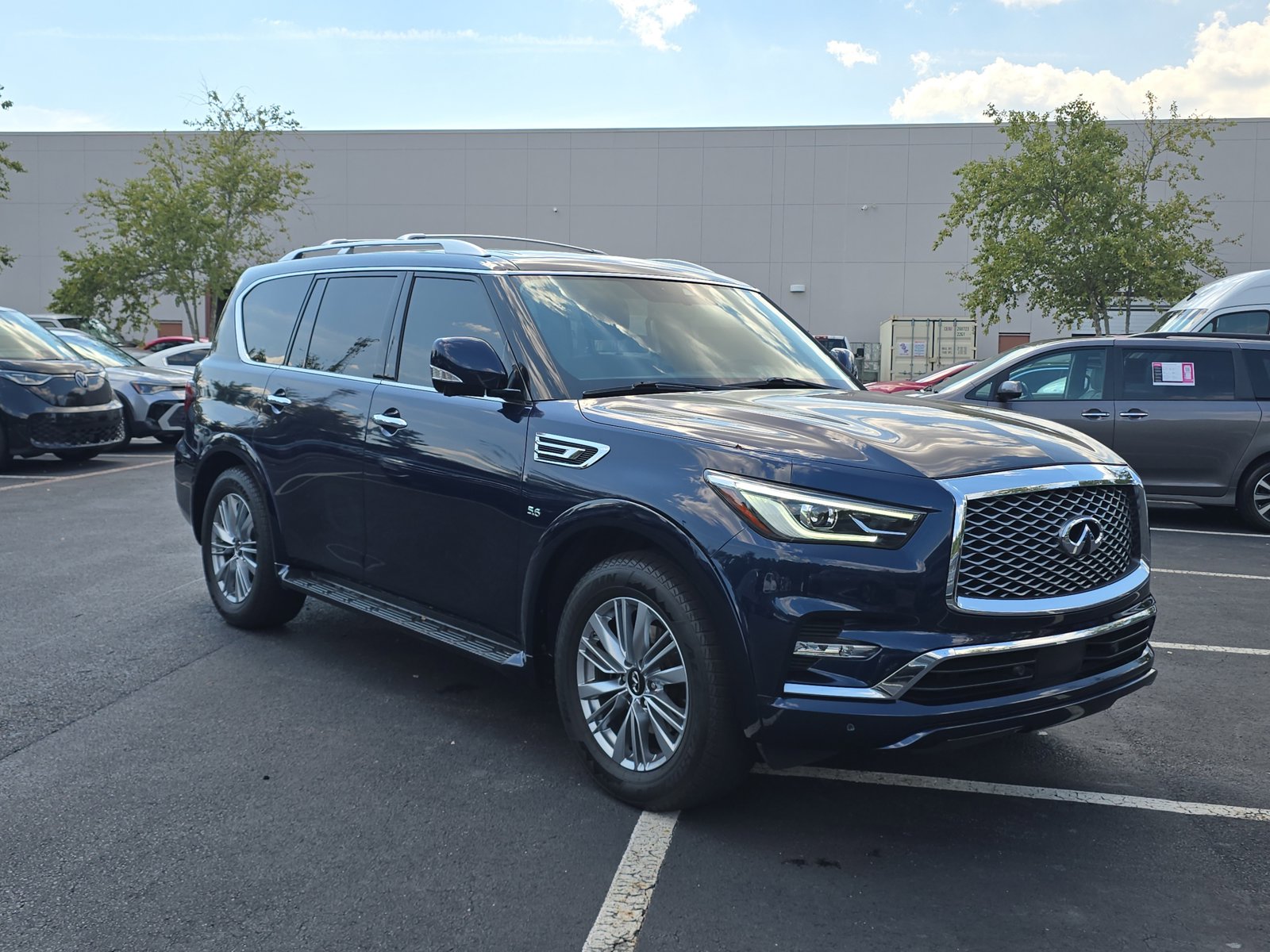 2020 Infiniti QX80 Luxe photo 3