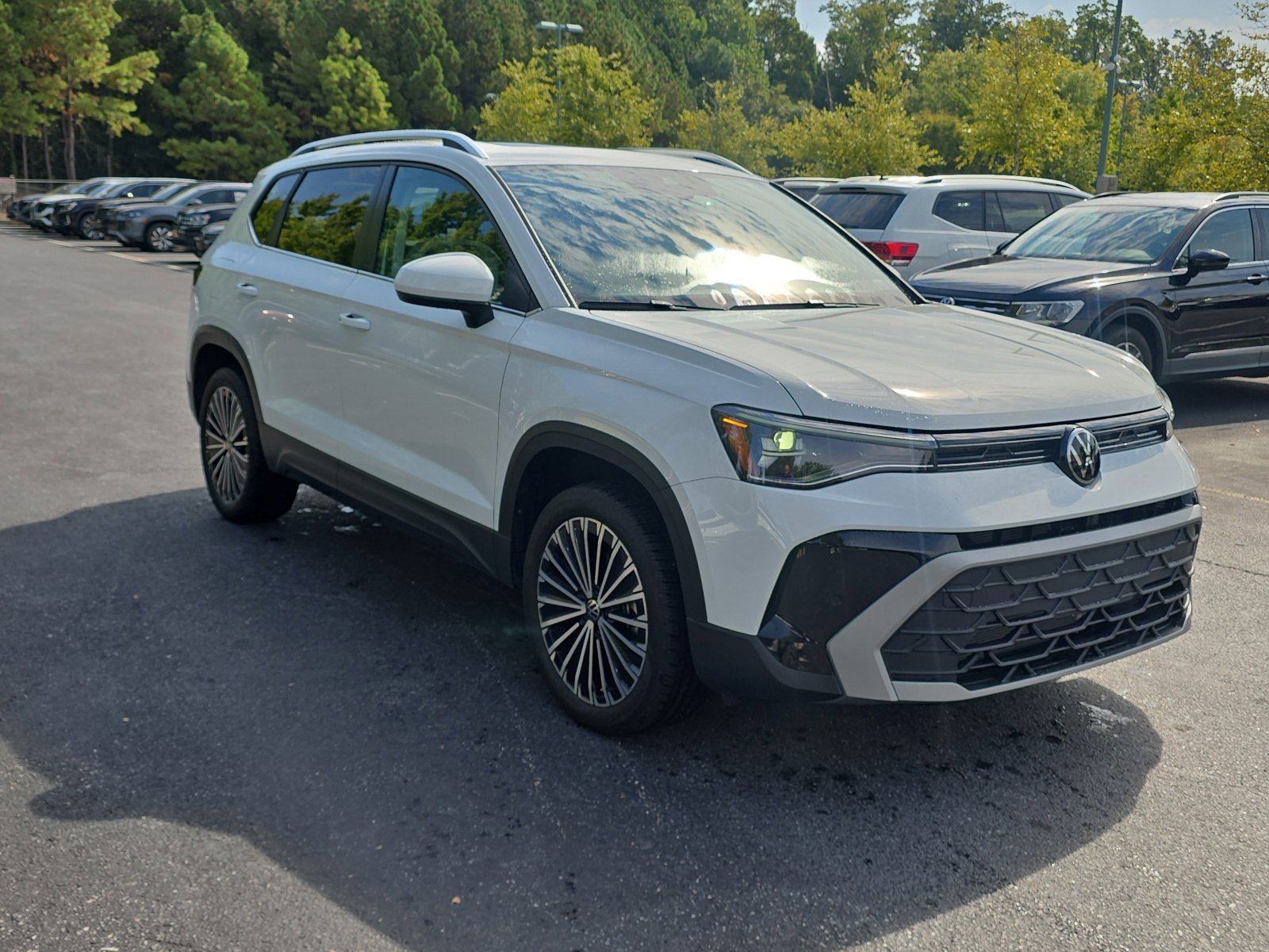 2025 Volkswagen Taos SE photo 3