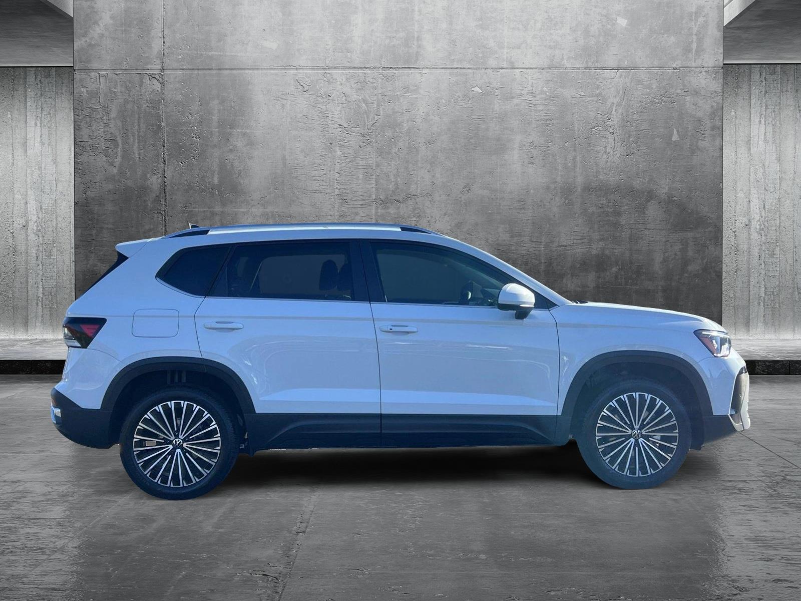 2025 Volkswagen Taos SE photo 4