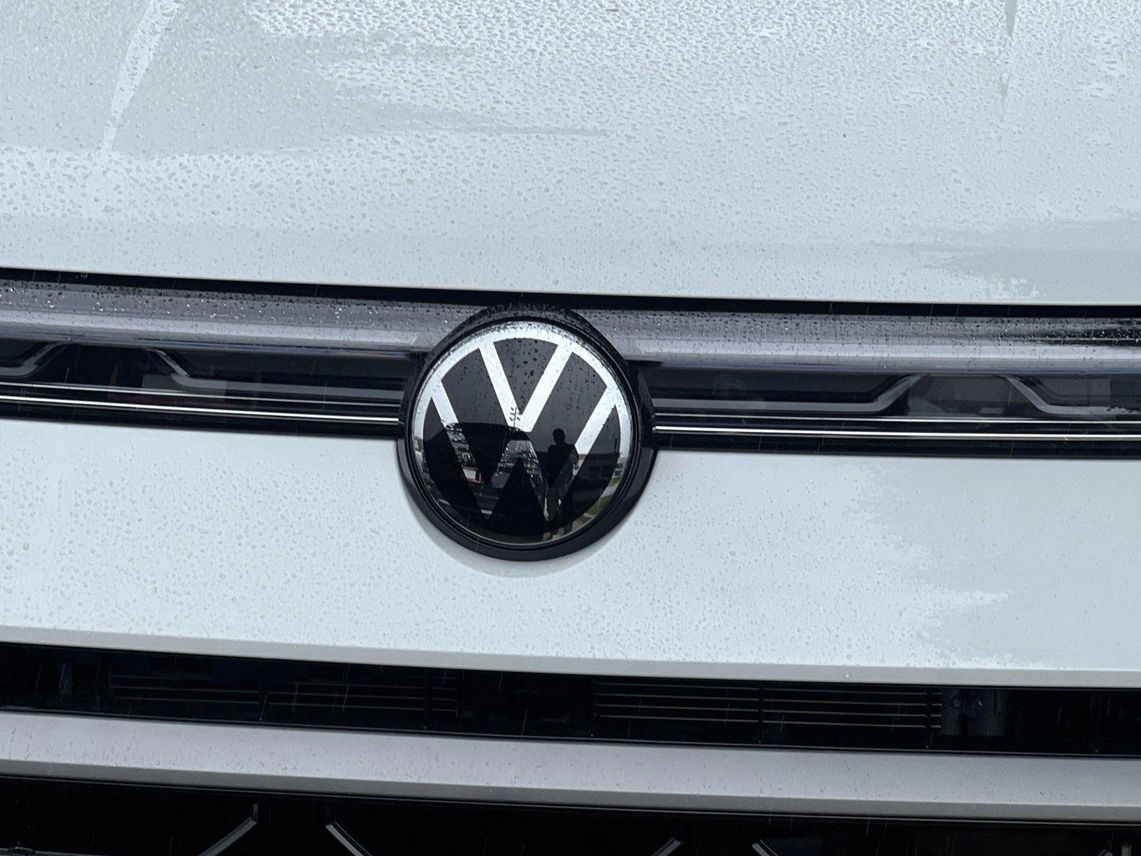 2025 Volkswagen Taos SEL photo 3